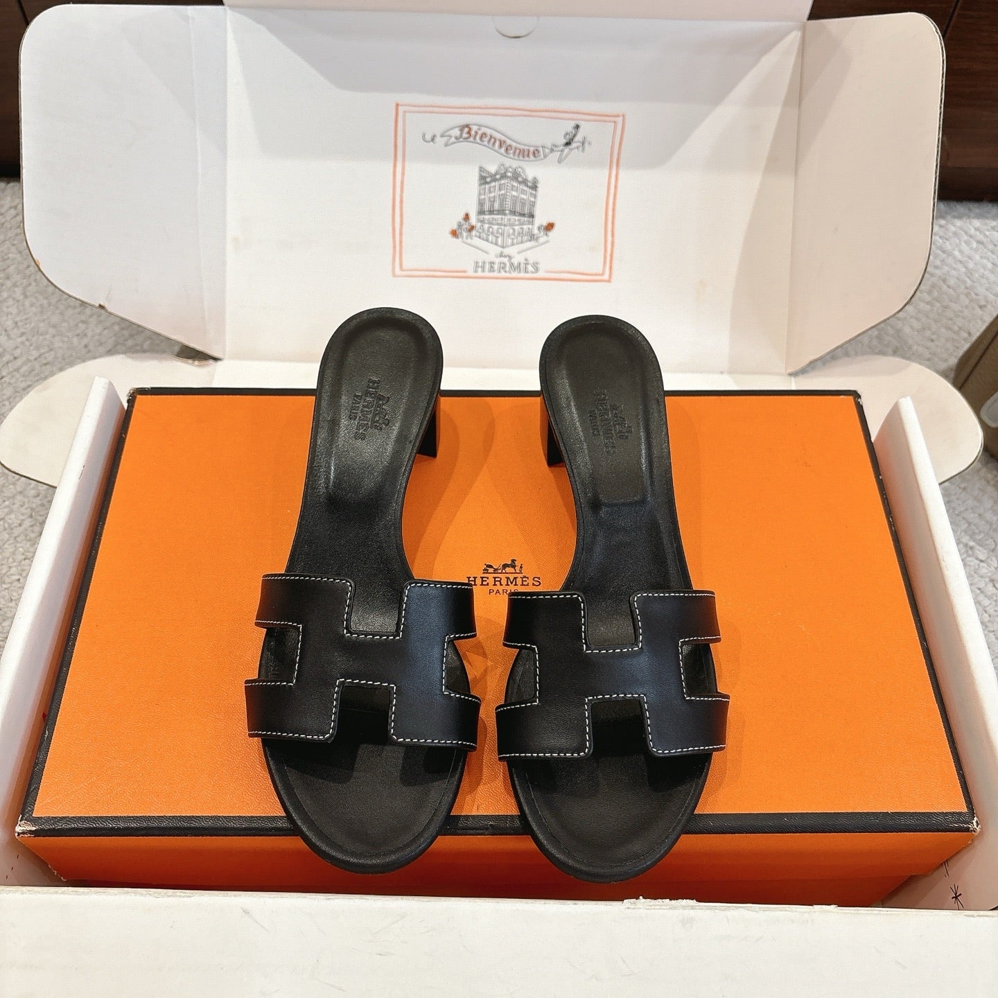 HM Oasis Sandals Black Chisel Pattern Cowhide 544095