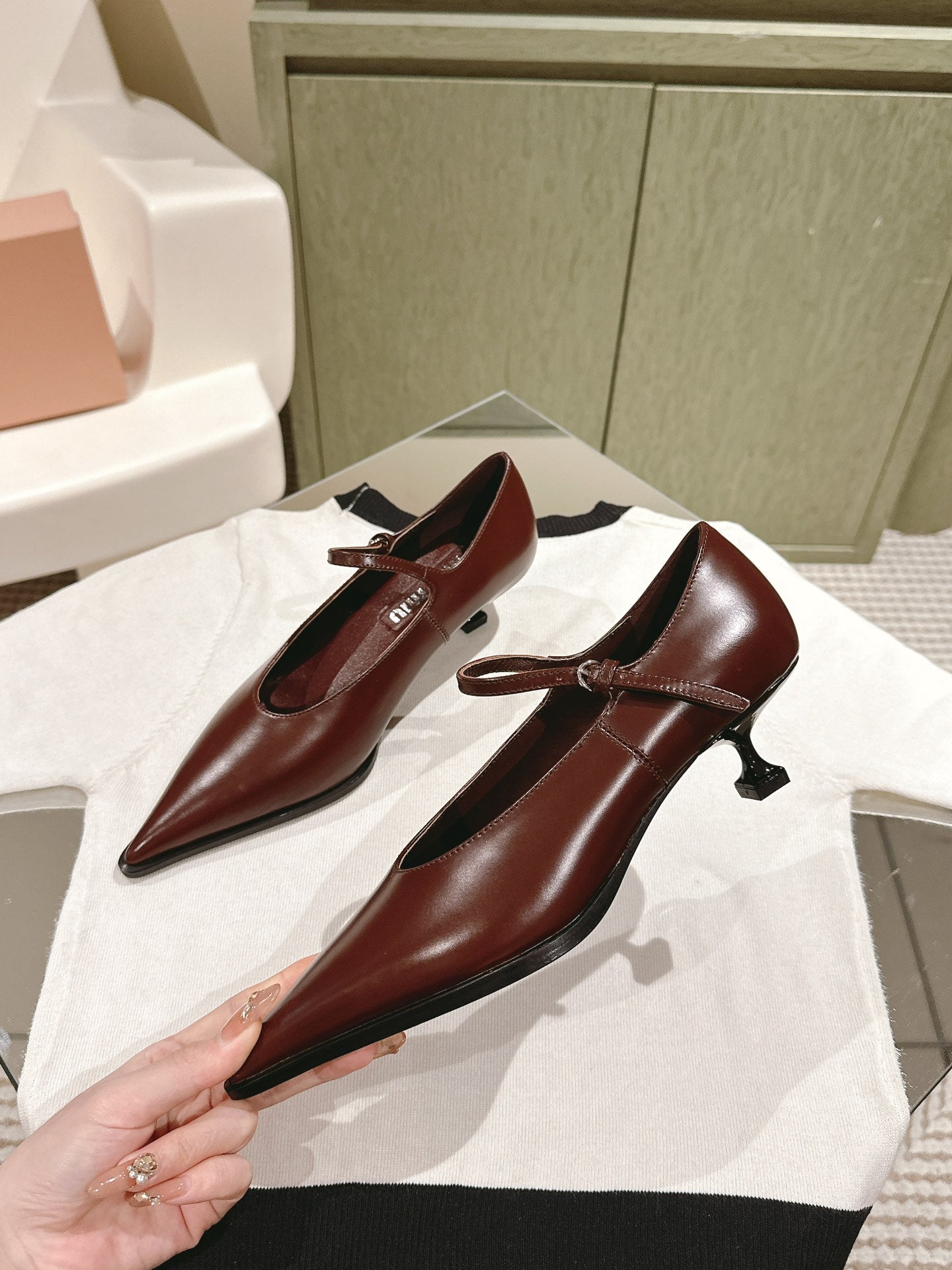 Miu×𝐵𝑎𝑙𝑎𝑛𝑐 Singback 55mm Chocolate Cowhide 445531