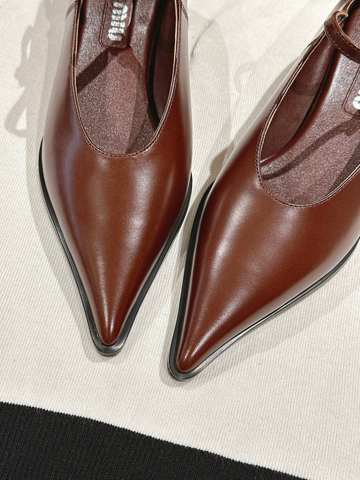 Miu×𝐵𝑎𝑙𝑎𝑛𝑐 Singback 55mm Chocolate Cowhide 445531