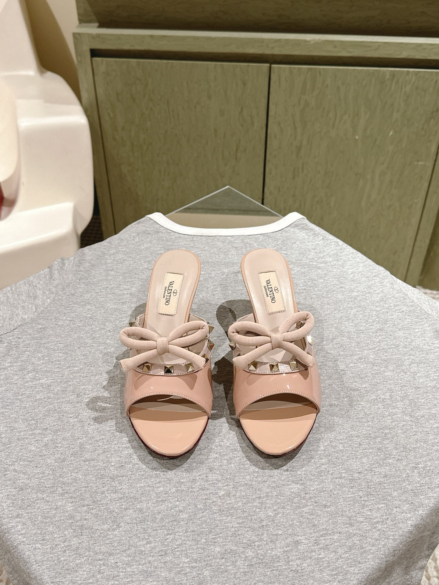 VT Rockstud Sandals 6cm Beige Patent Leather 659206