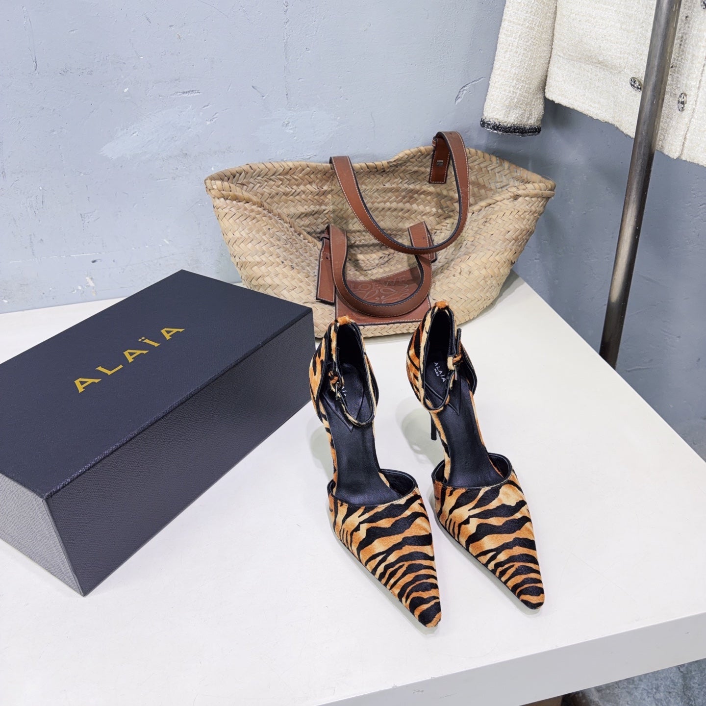 Alaia Drop Pumps 10cm Leopard Printed Suede 674290