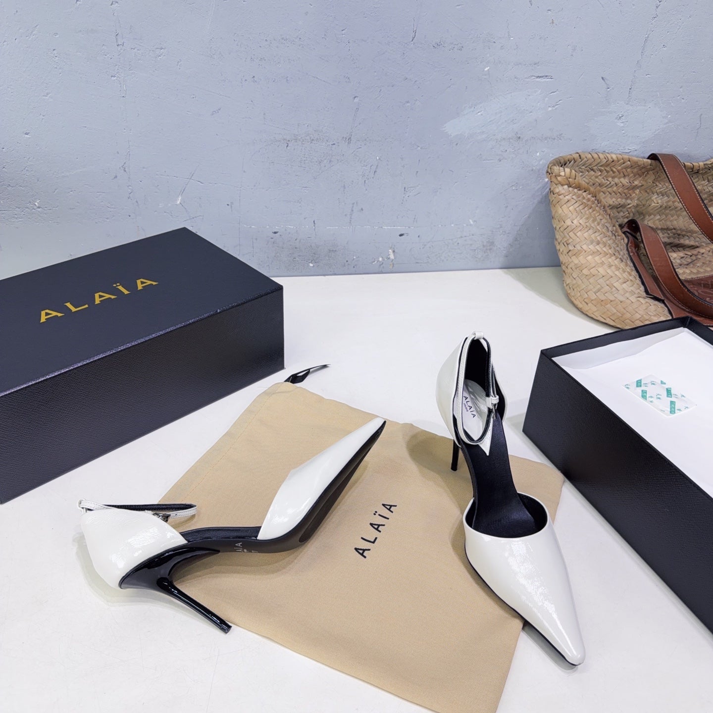 Alaia Drop Pumps 10cm White Glossy Leather 674294