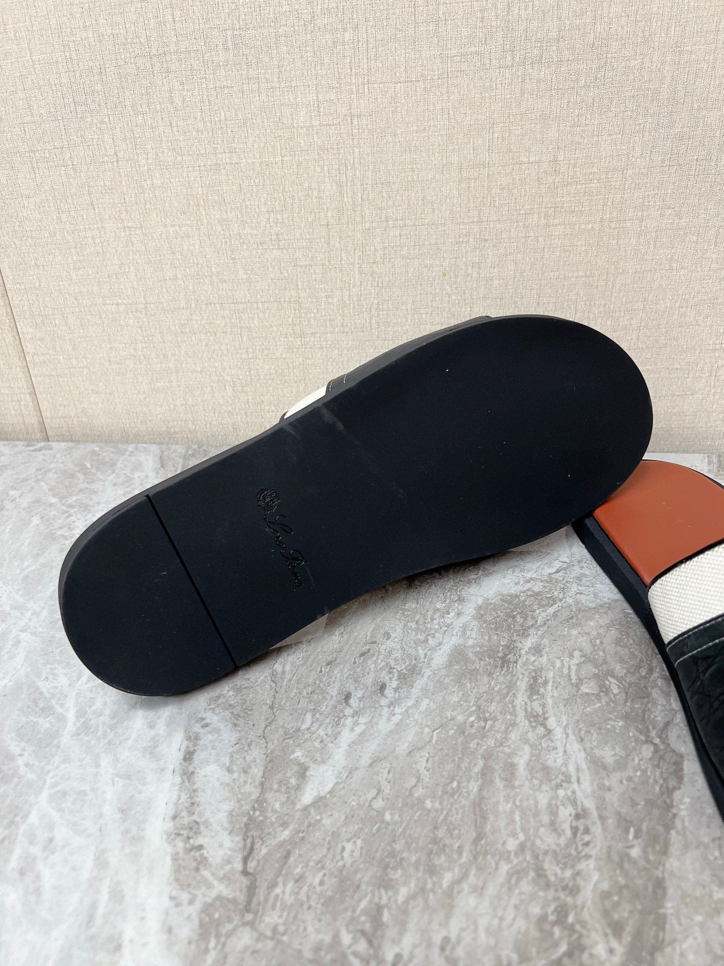 LP 26s Men’s Slides Sandal In Black Grained Calfskin And Ivory White Canvas