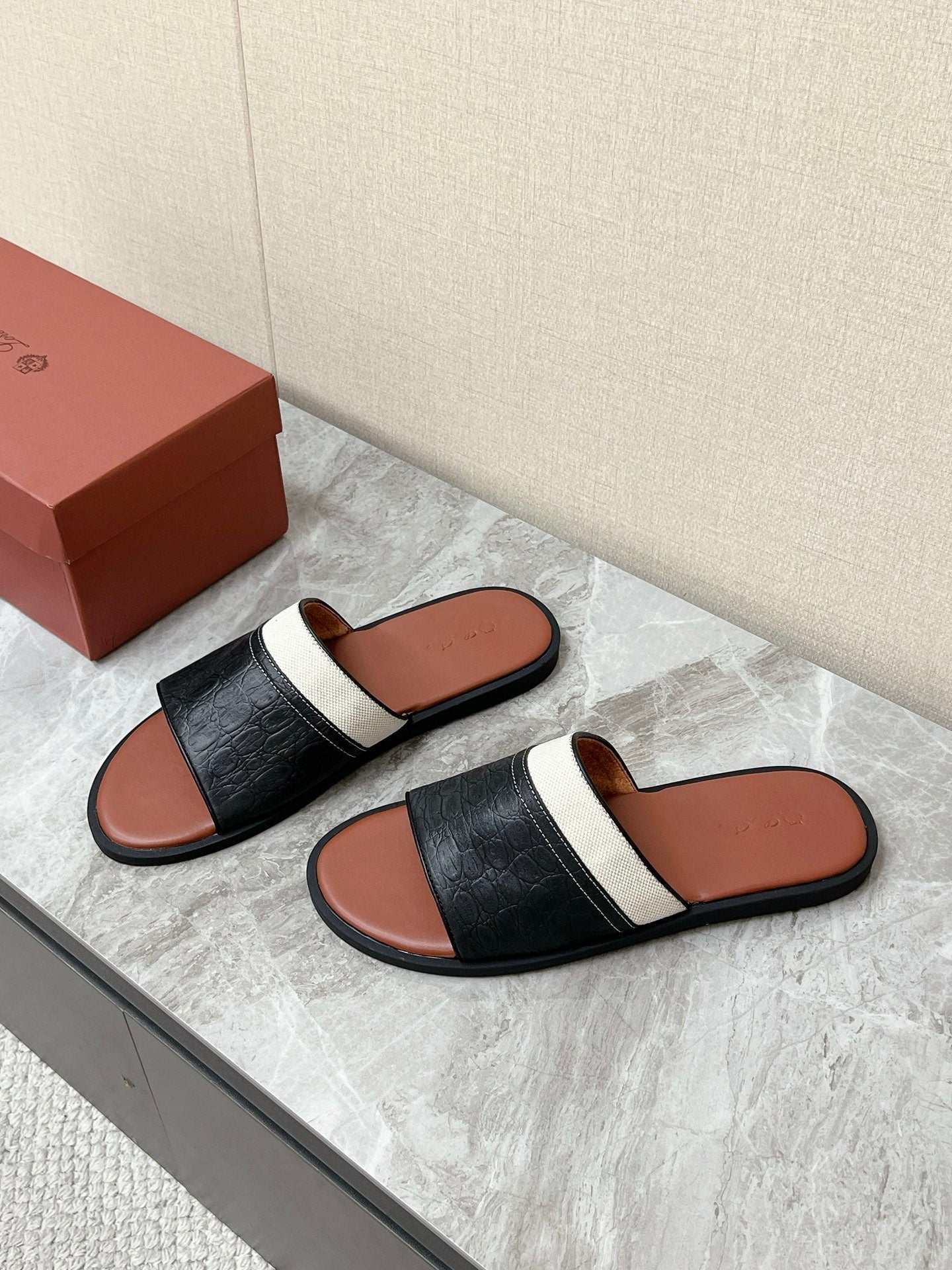 LP 26s Men’s Slides Sandal In Black Grained Calfskin And Ivory White Canvas