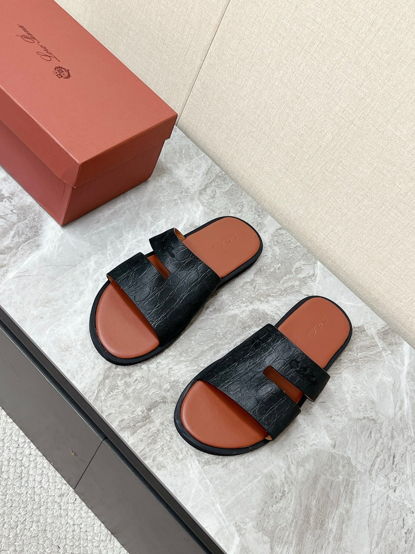 LP 26s Men’s Classic H-Cut Slides In Black Grained Calfskin
