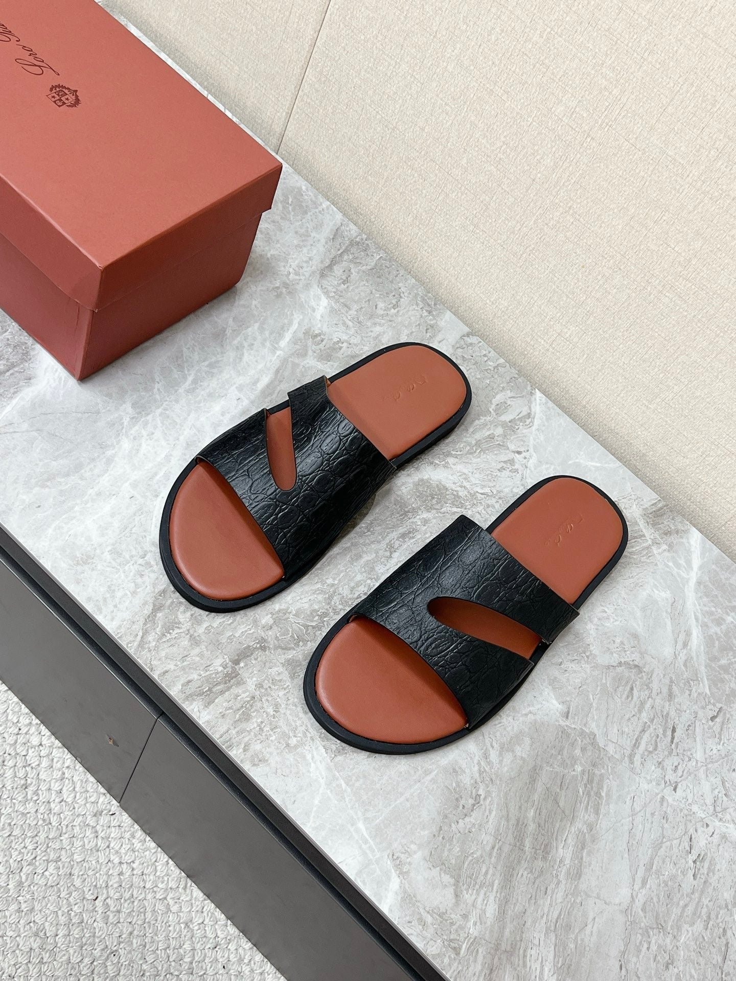 LP 26s Men’s Cutout Slides In Black Grained Calfskin