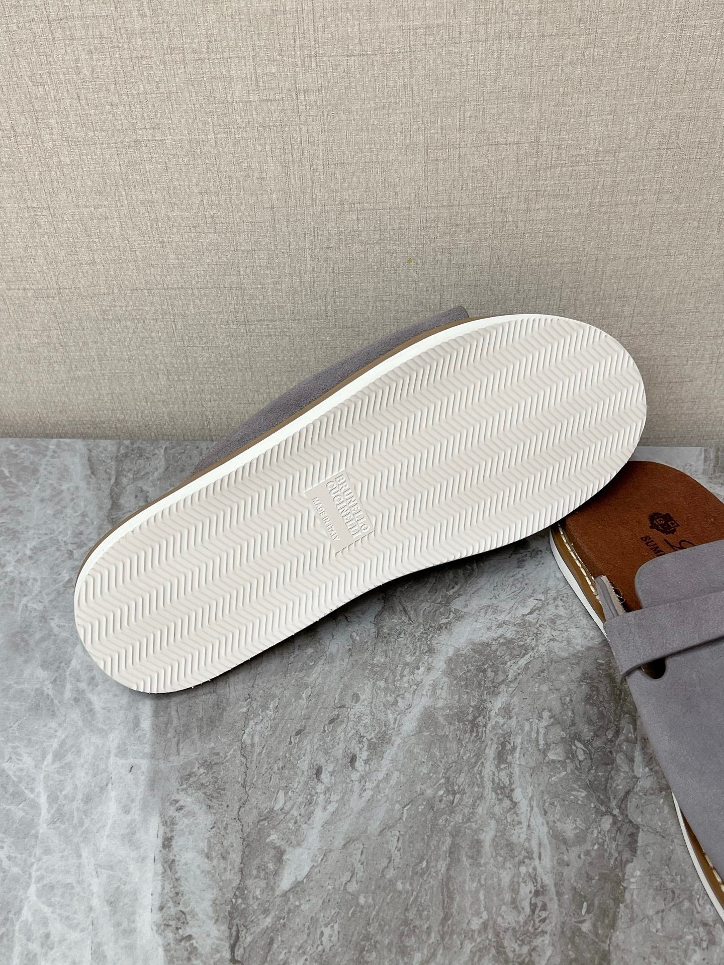 LP 26s Men’s Lock Charm Slides In Grey Suede Silver Hardware