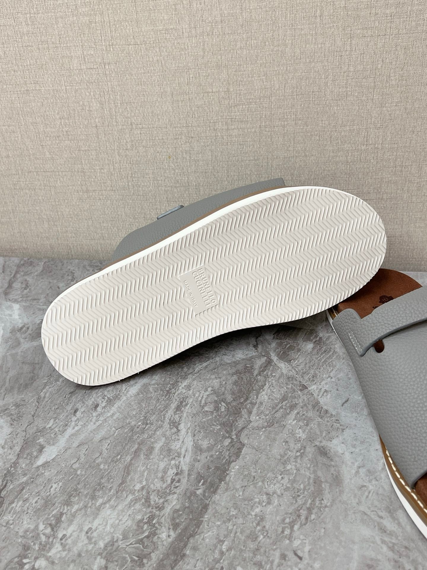 LP 26s Men’s Lock Charm Slides In Grey Calfskin Silver Hardware