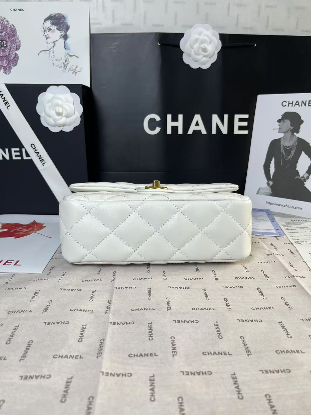 25C Mini Flap 24cm White Lambskin Gold Heart Hardware