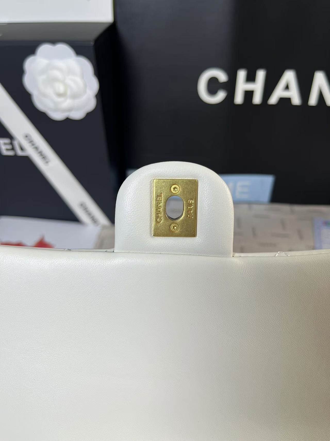 25C Mini Flap 24cm White Lambskin Gold Heart Hardware