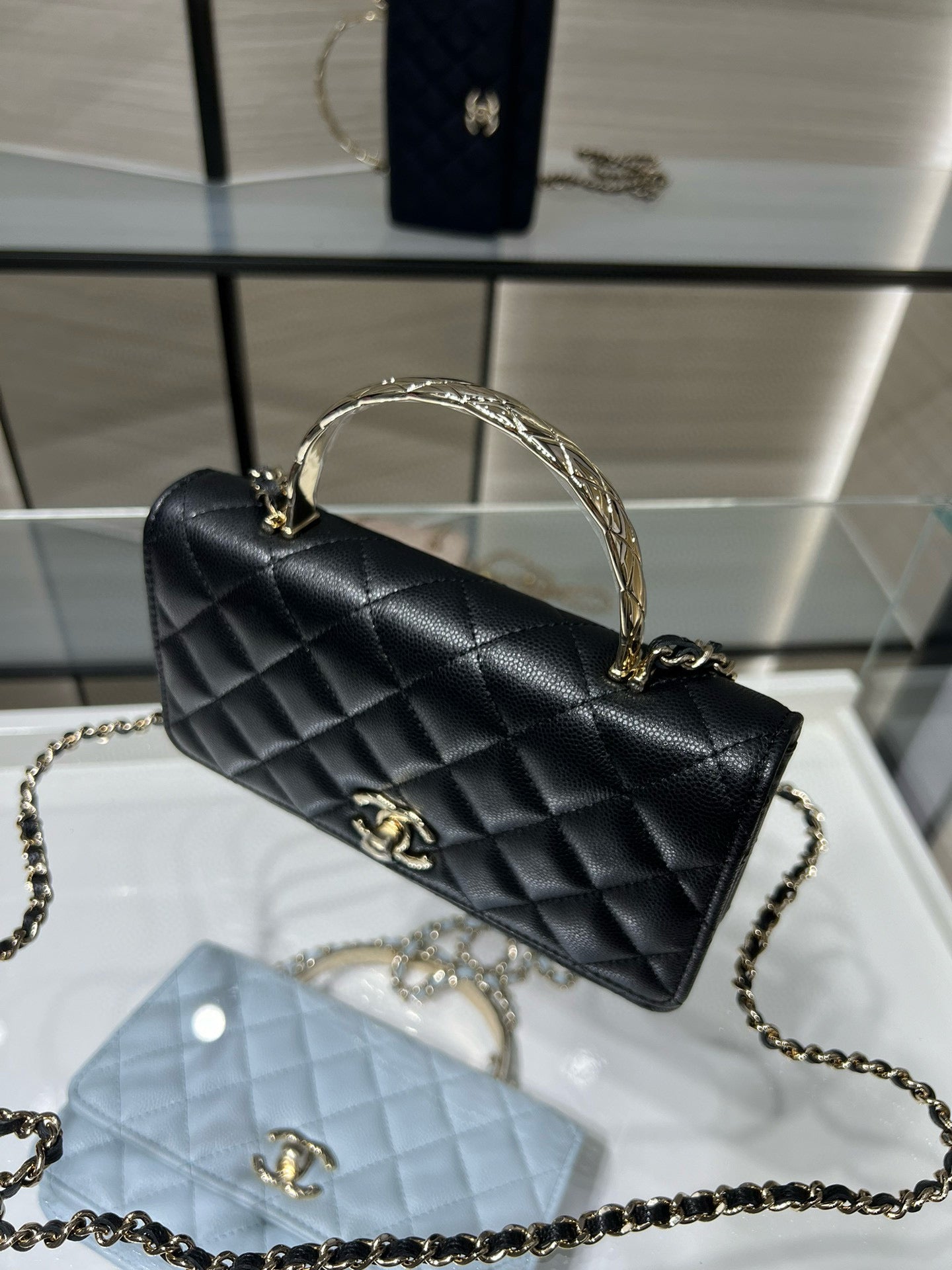 cc 25S Woc Top Handle 19cm Black Grained Calfskin Light Gold Hardware