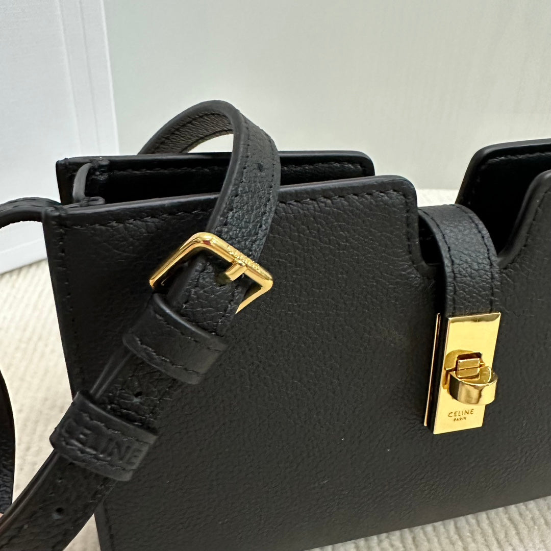 16 STRAP POCHETTE 18 IN BLACK SUPPLE CALFSKIN GOLD HARDWARE