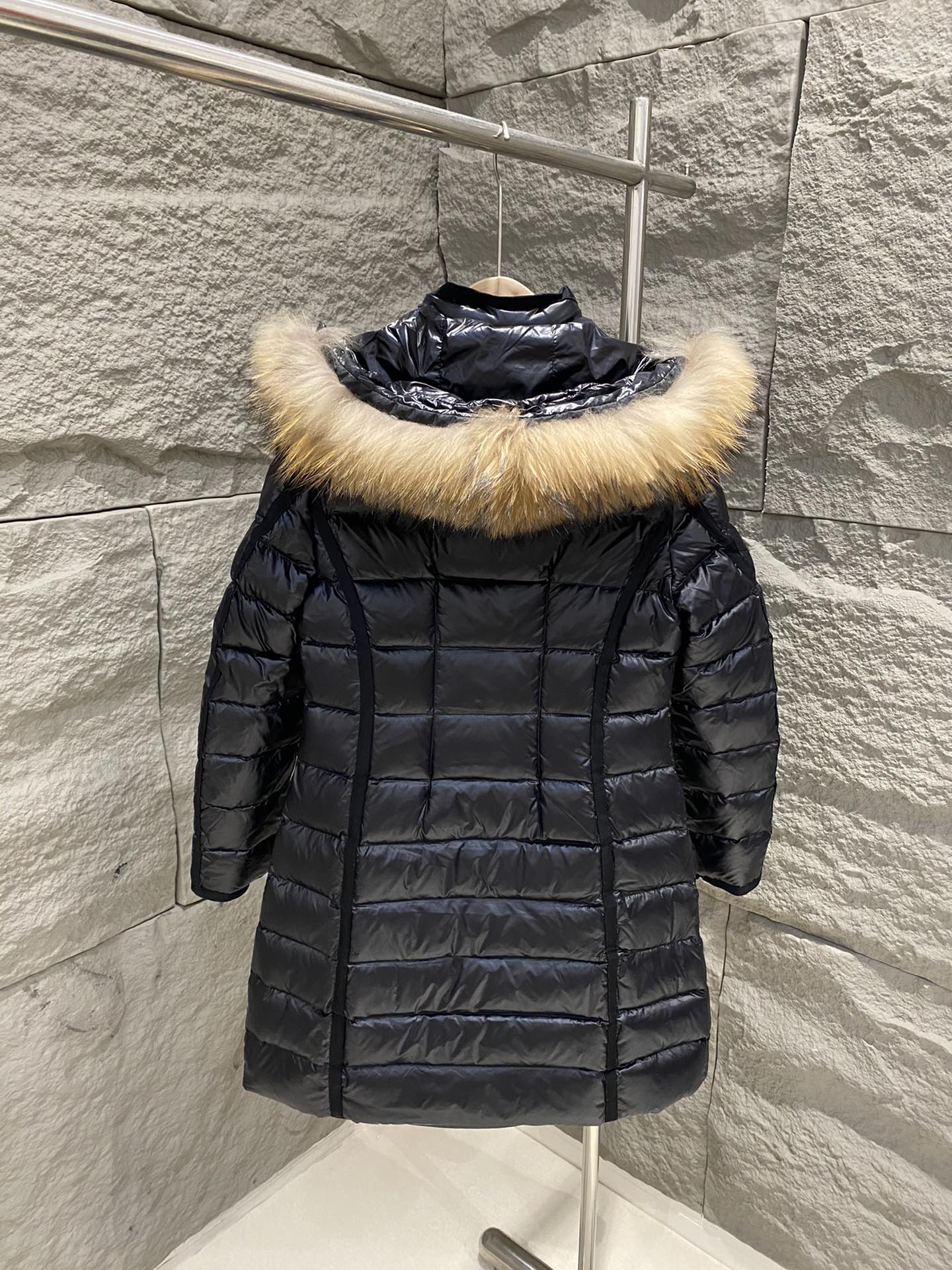 Moncler Puffer Jacket Hood Black Fur 341352