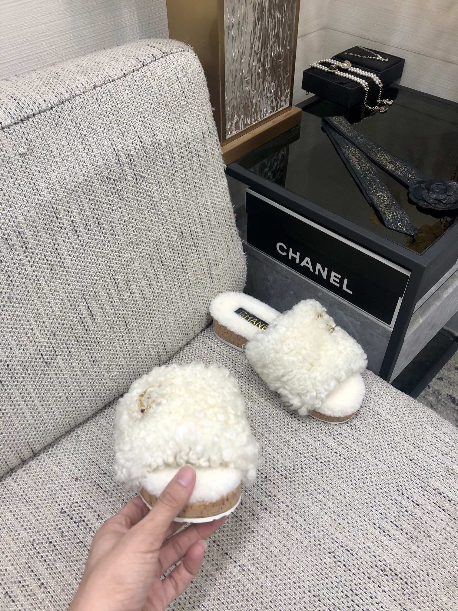 CC 26s Slides White Shearling 970124