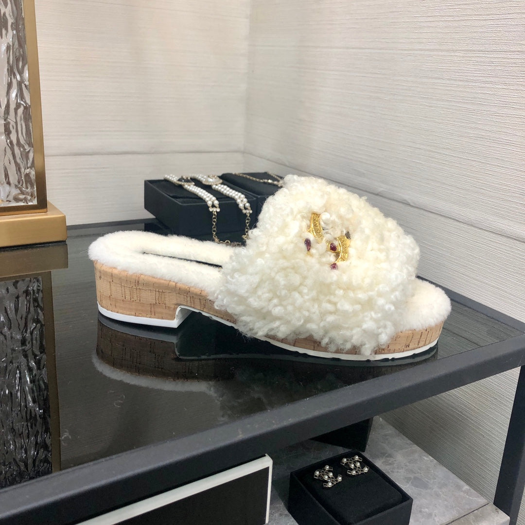CC 26s Slides White Shearling 970124