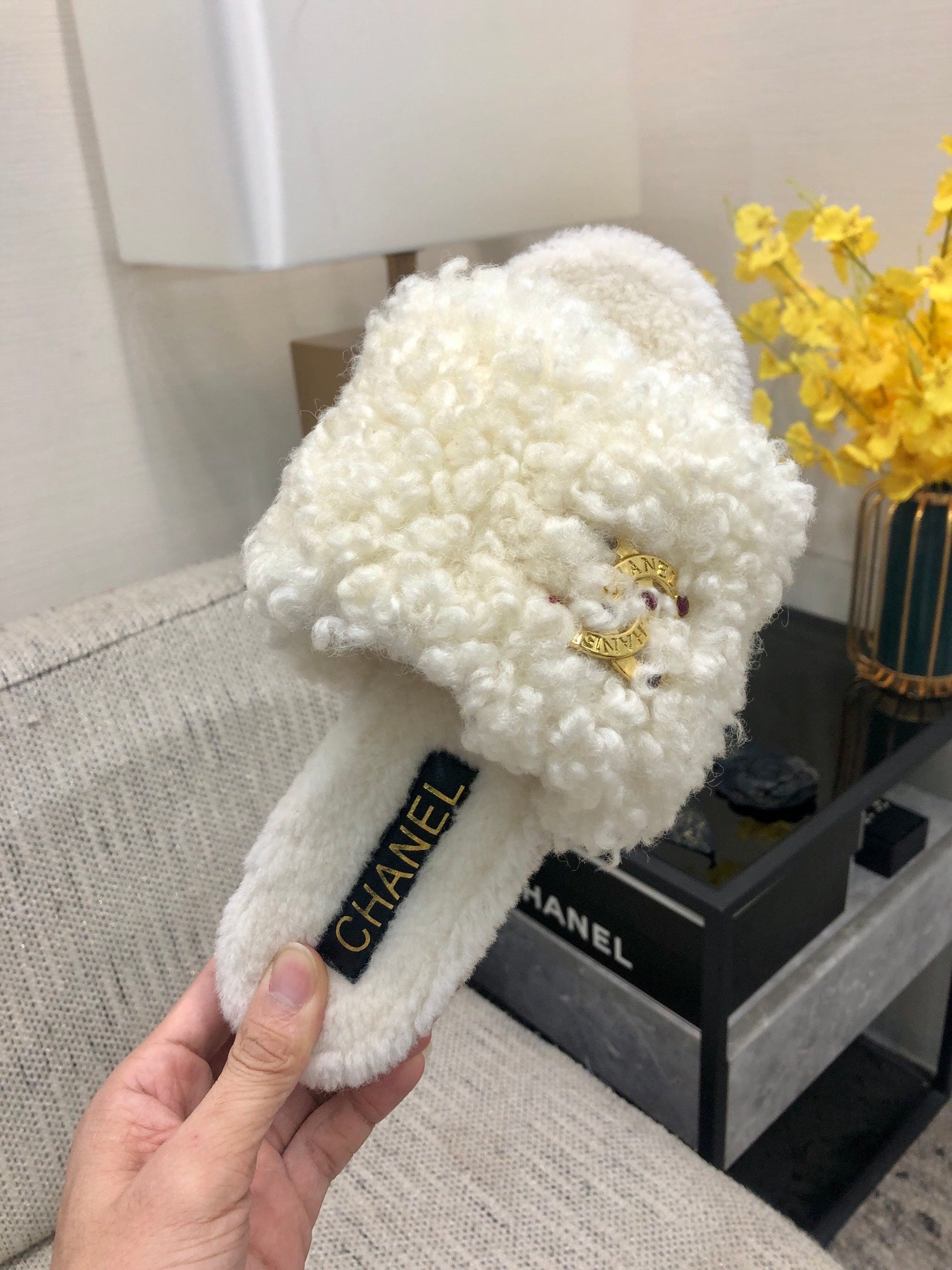 CC 26s Slides White Shearling 970124
