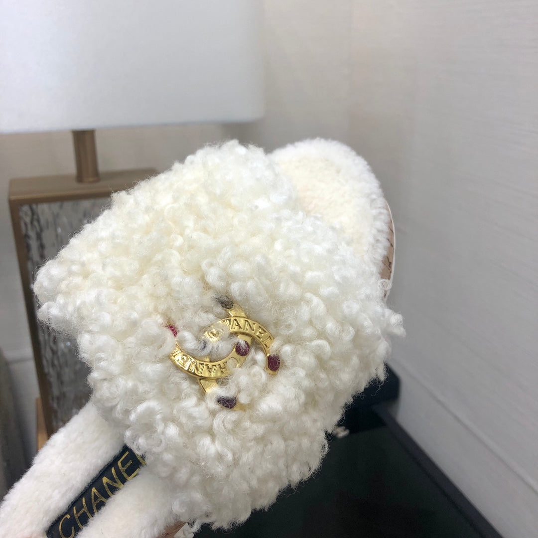 CC 26s Slides White Shearling 970124