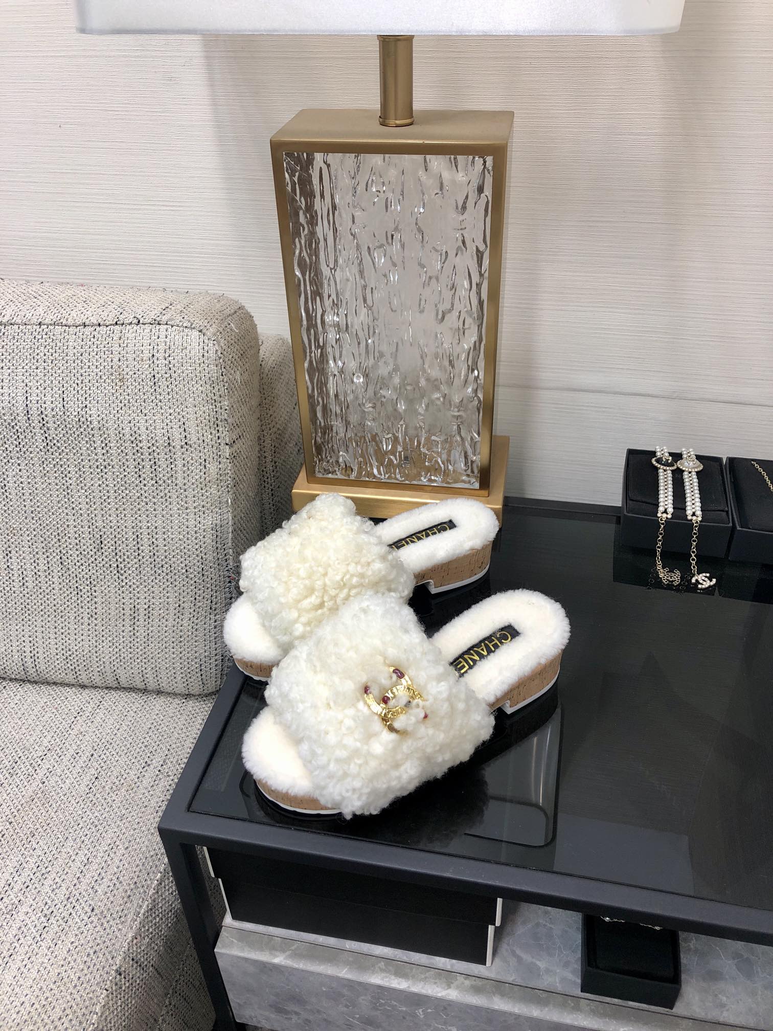 CC 26s Slides White Shearling 970124