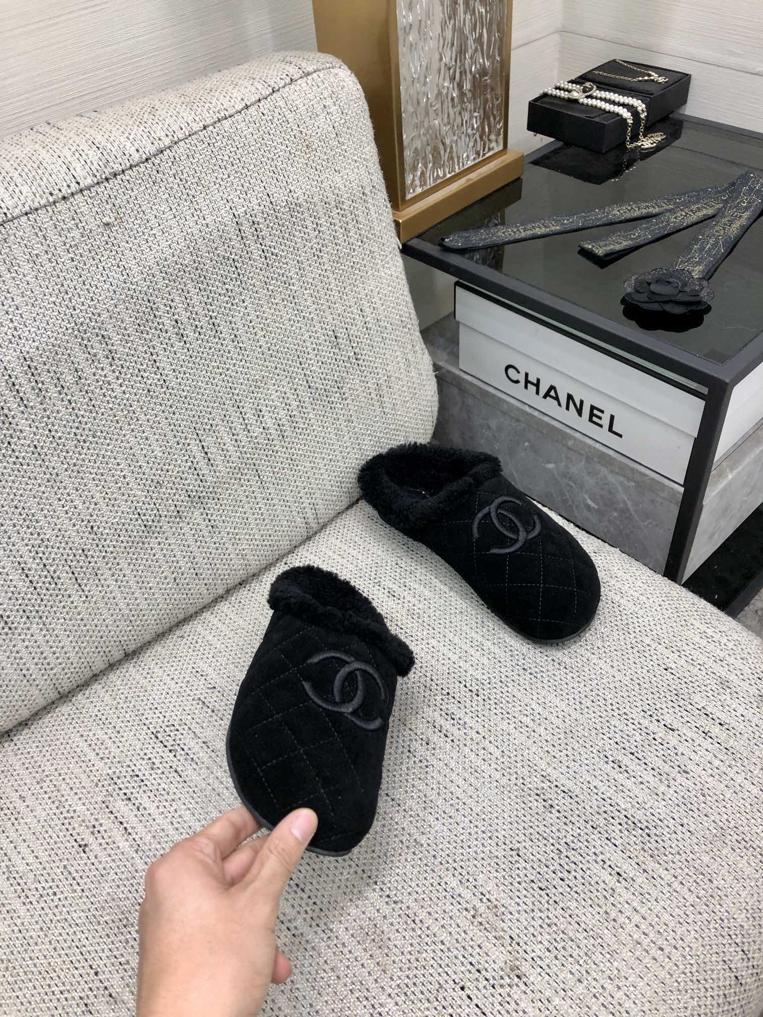 CC 26s Mules Black Quilted Suede Shearling 970153