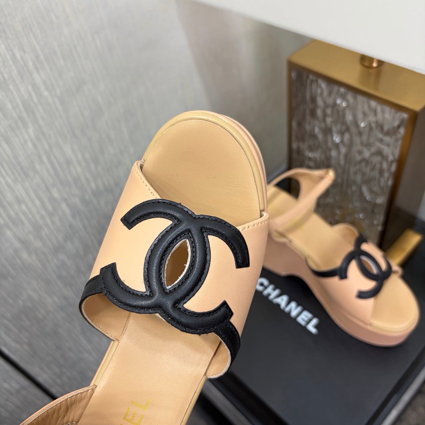 CC 26s Platform Sandals Beige Black Sheepskin 688707