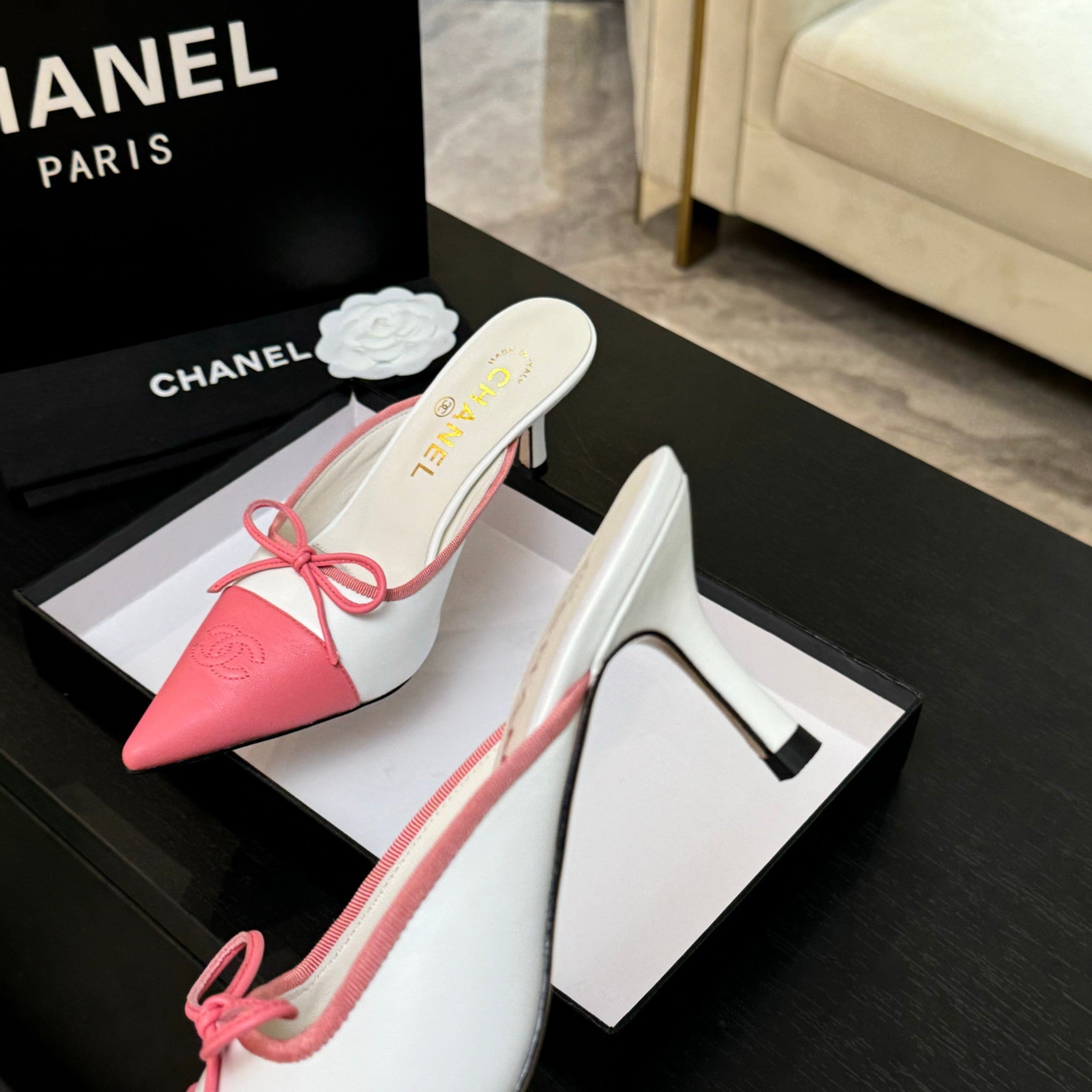 CC 26s Métiers d'Art Pointed-Toe Mule White Pink Sheepskin 700620