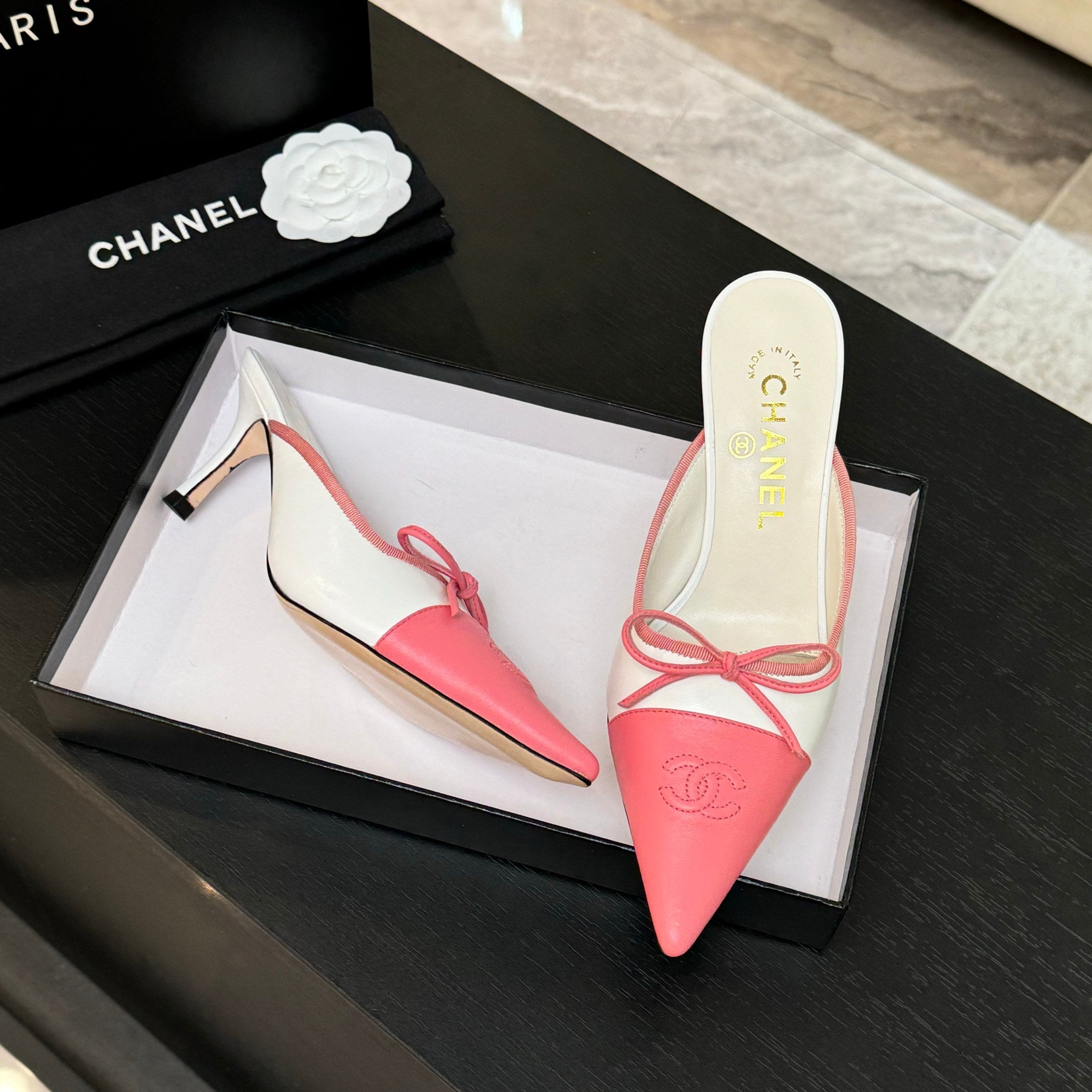 CC 26s Métiers d'Art Pointed-Toe Mule White Pink Sheepskin 700620