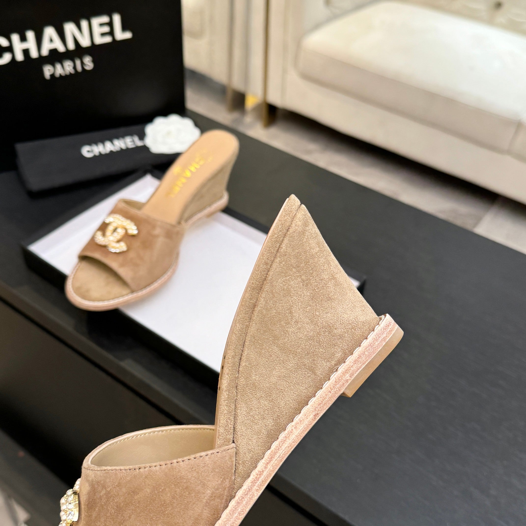 CC 26C Wedge Sandals Brown Gold Suede 672981