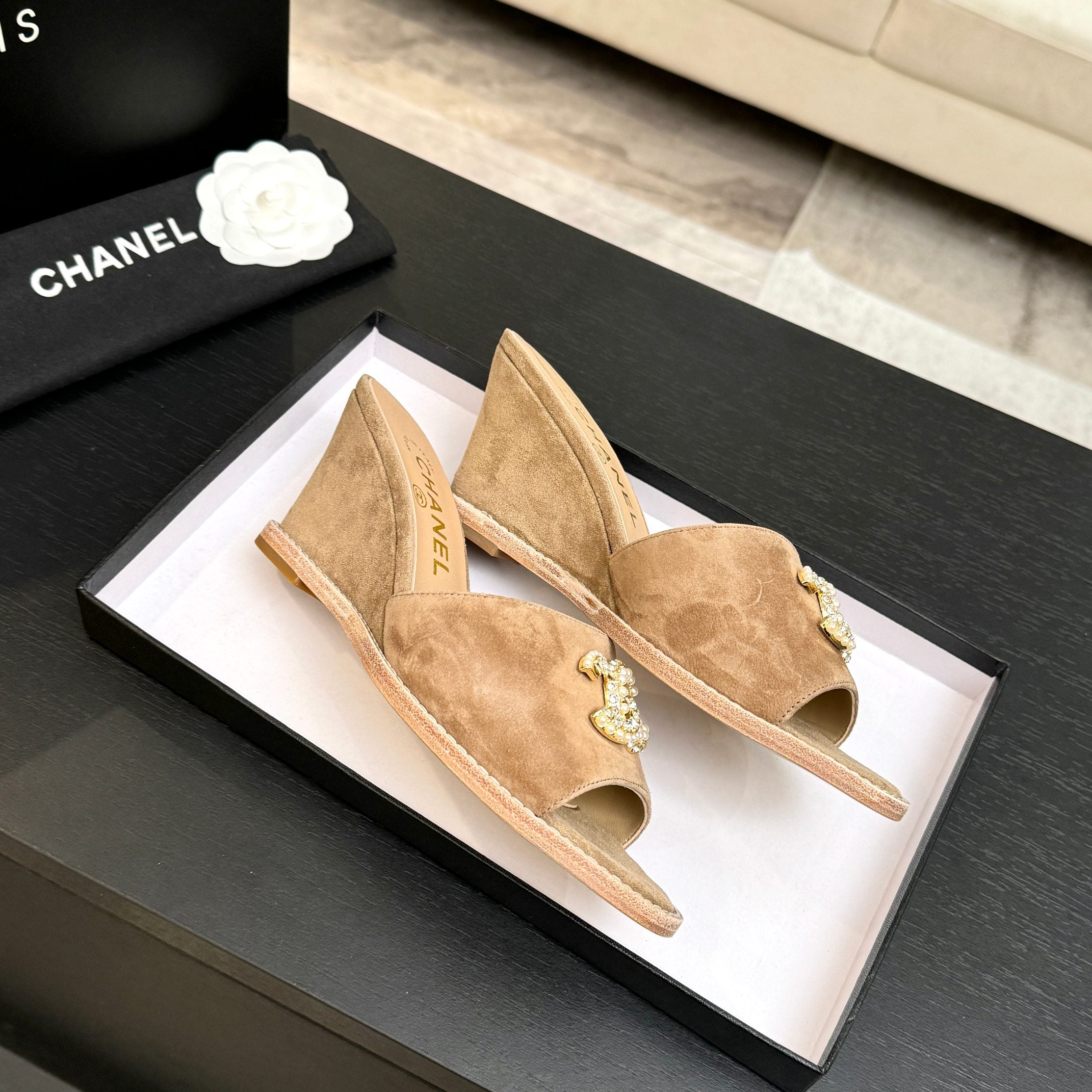 CC 26C Wedge Sandals Brown Gold Suede 672981