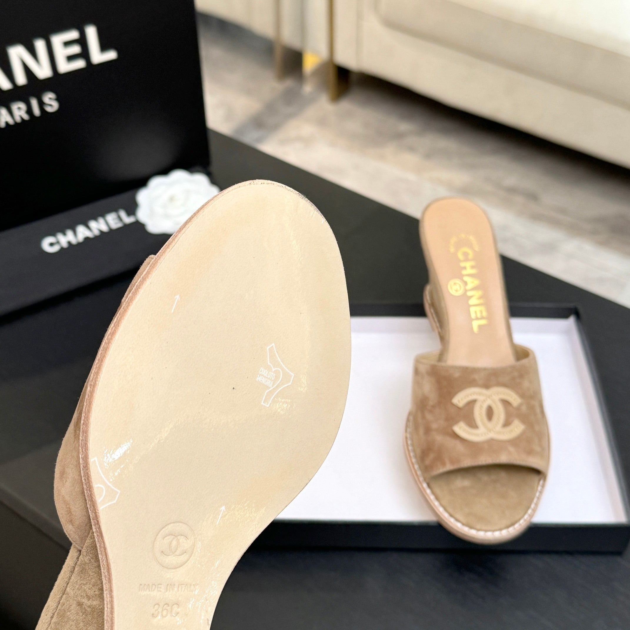 CC 26C Wedge Sandals Brown Suede 672987