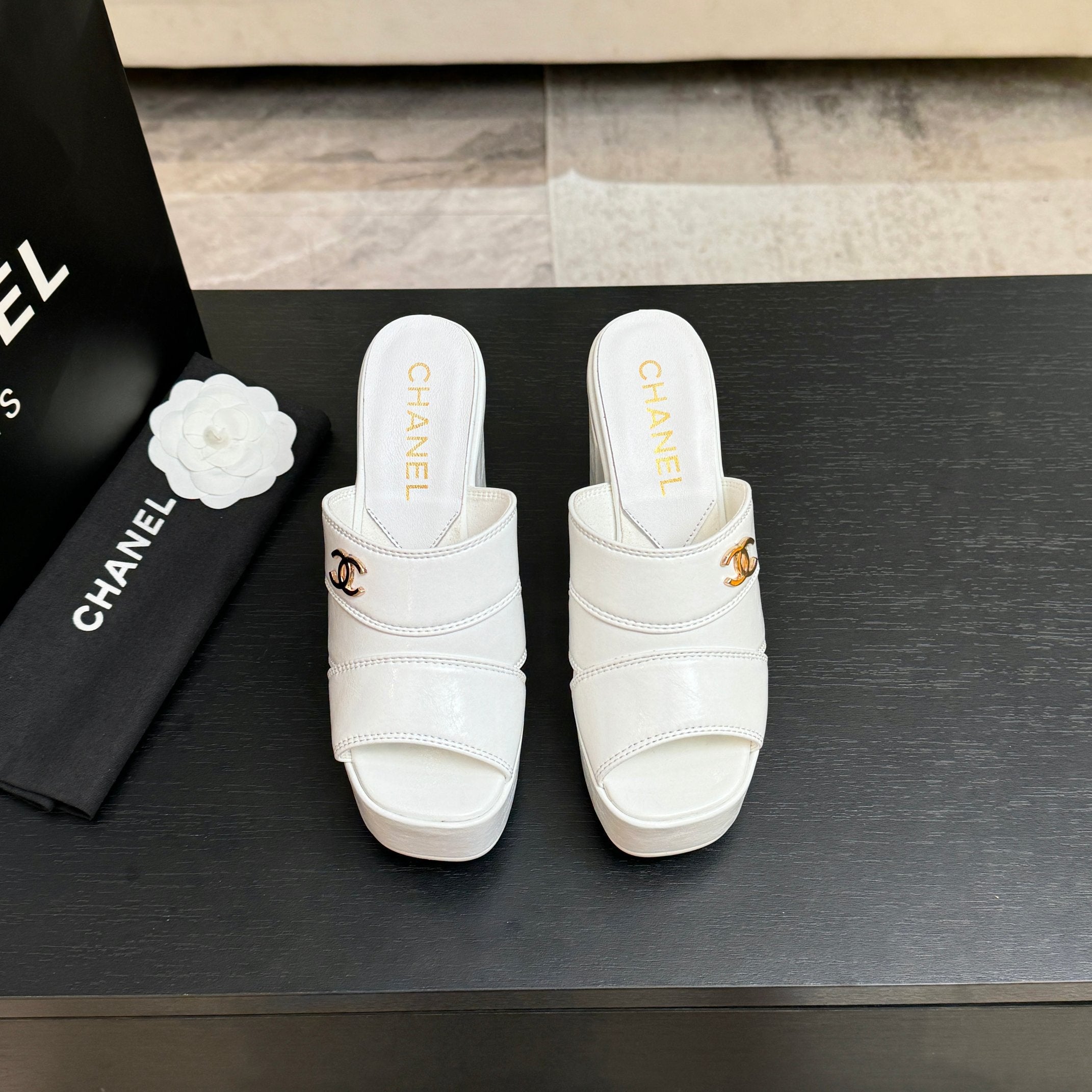 CC 26 Platform High-Heeled 12.5cm White Glossy Cowhide 673056