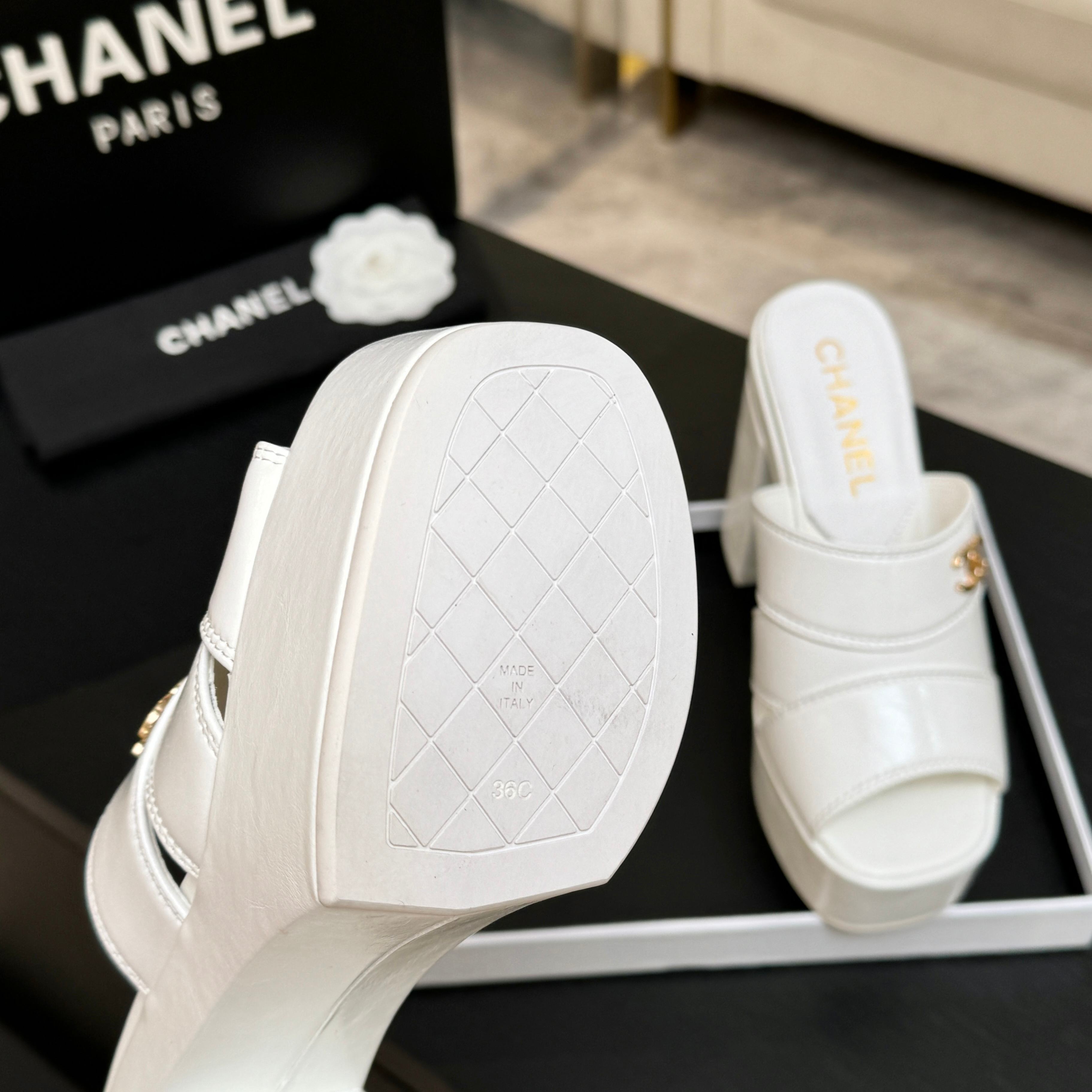 CC 26 Platform High-Heeled 12.5cm White Glossy Cowhide 673056