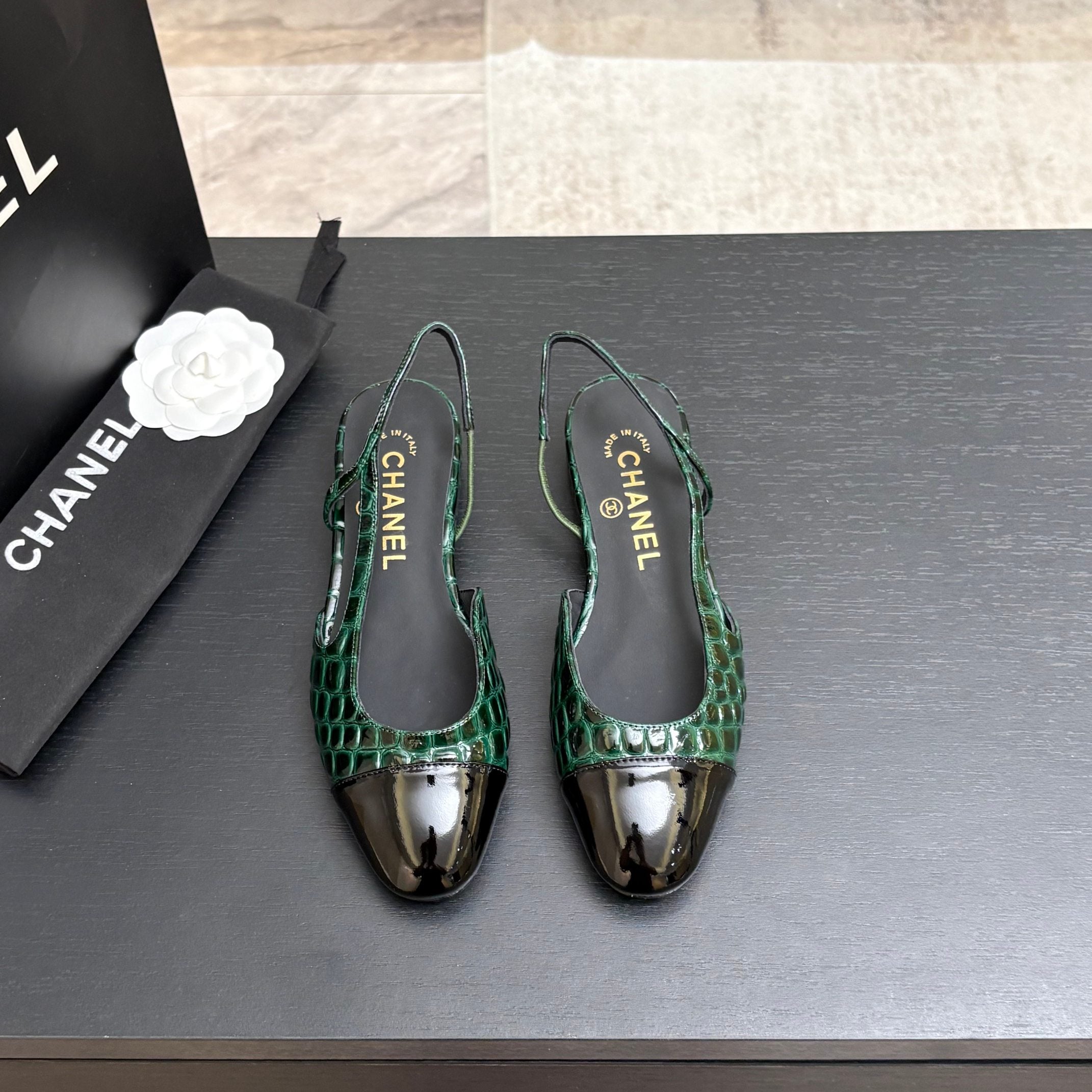 CC 26s Classic Slingback Flat Crocodile Embossed Patent Leather 907638