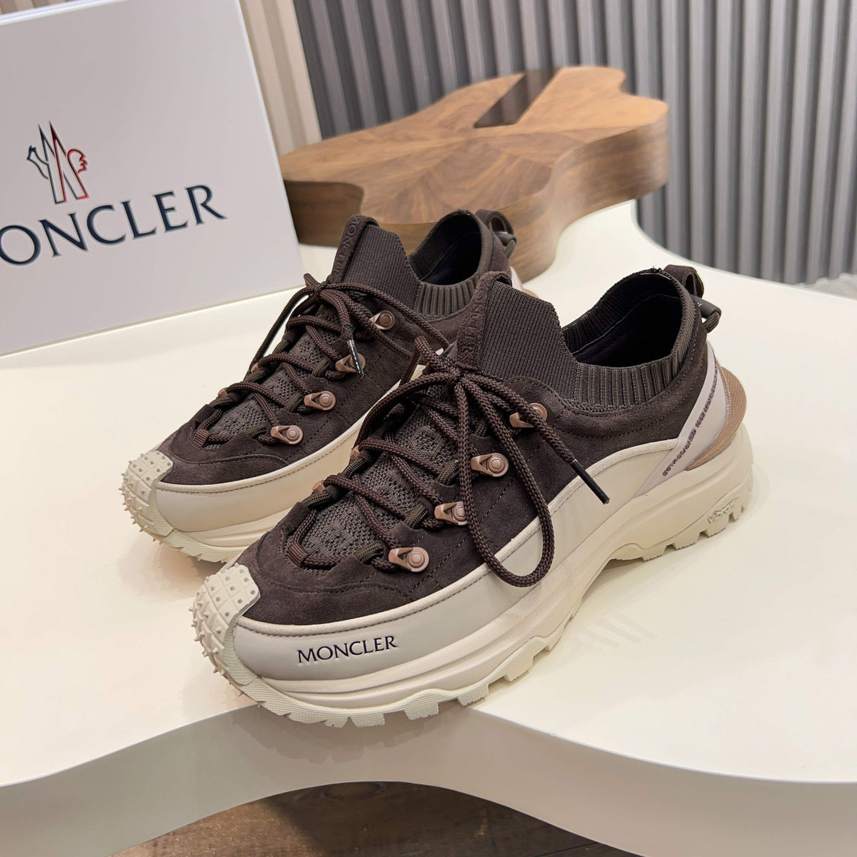 MC 26S Trailgrip Lite Men Sneakers 4cm Brown Suede Fabric 775325
