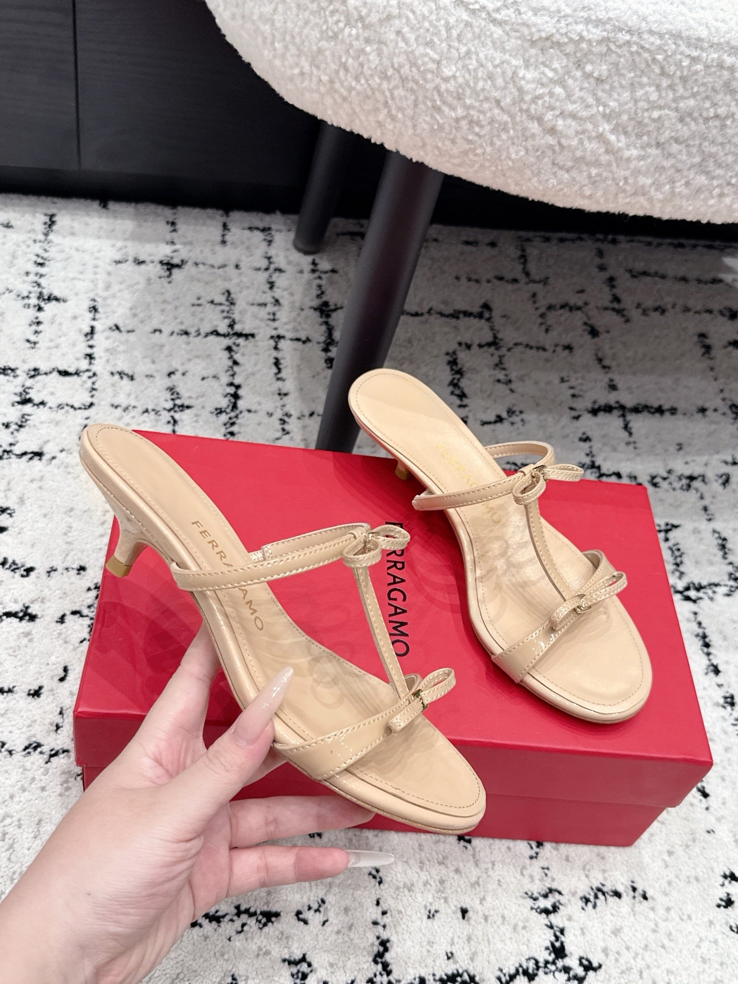 Ferragamo 26s T-strap Slippers Beige Leather 923514