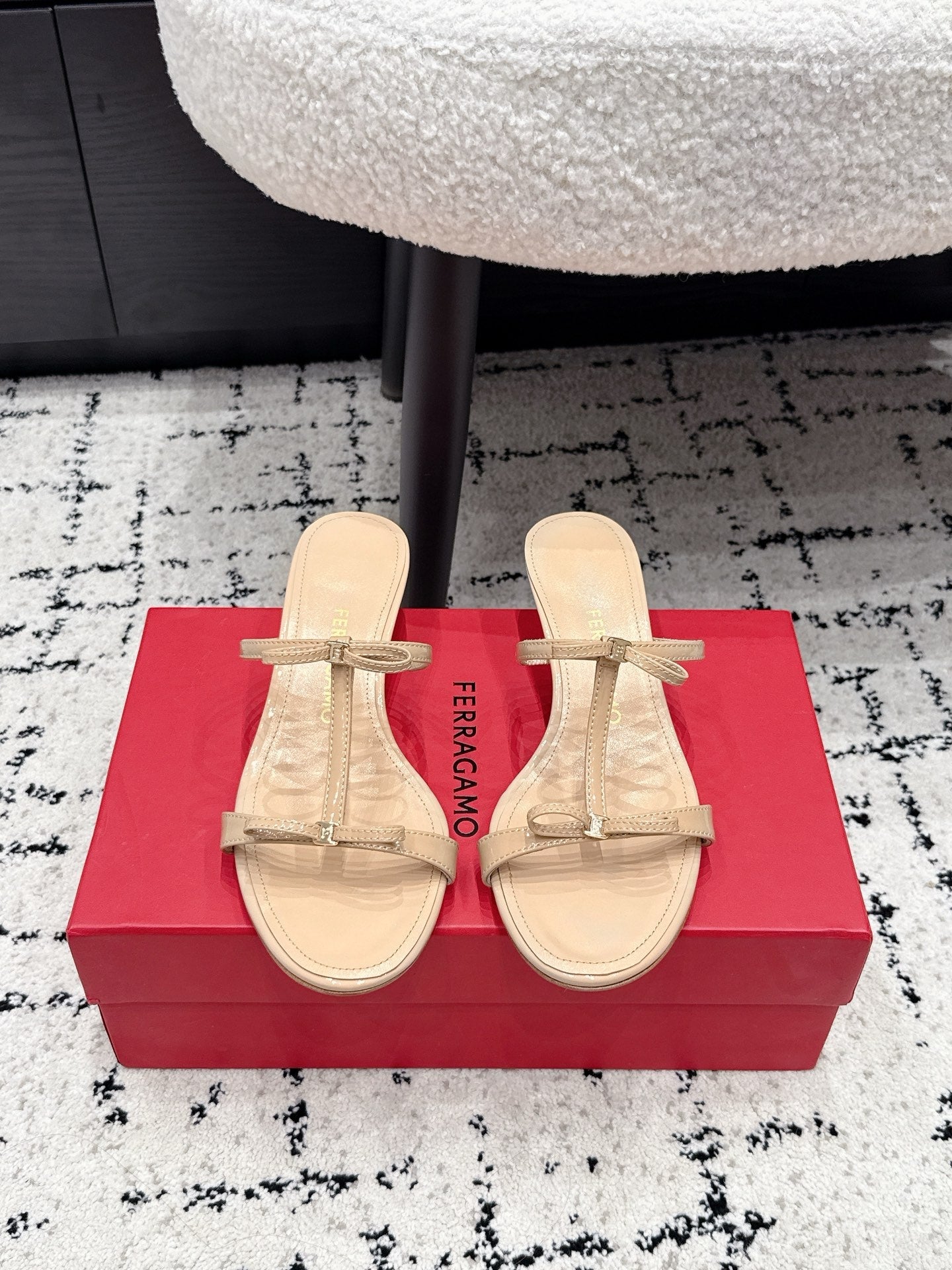 Ferragamo 26s T-strap Slippers Beige Leather 923514