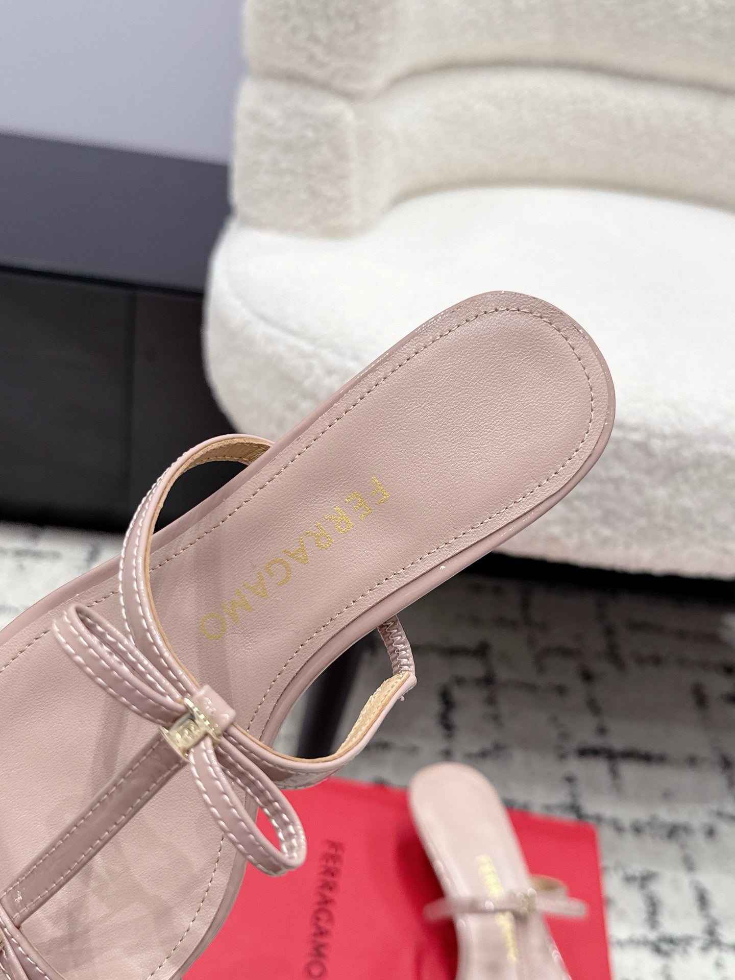 Ferragamo 26s T-strap Slippers Light Pink Leather 923515