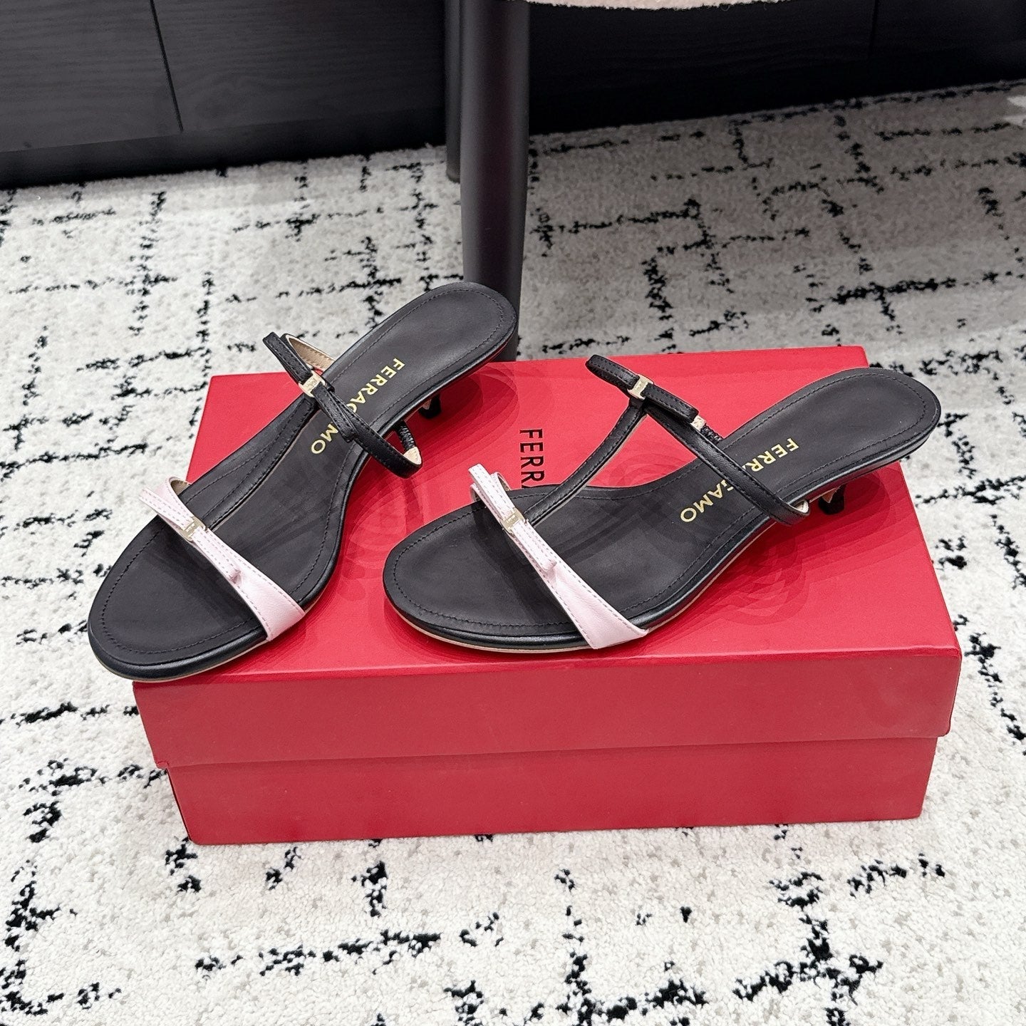 Ferragamo 26s T-strap Slippers Black Leather 923516