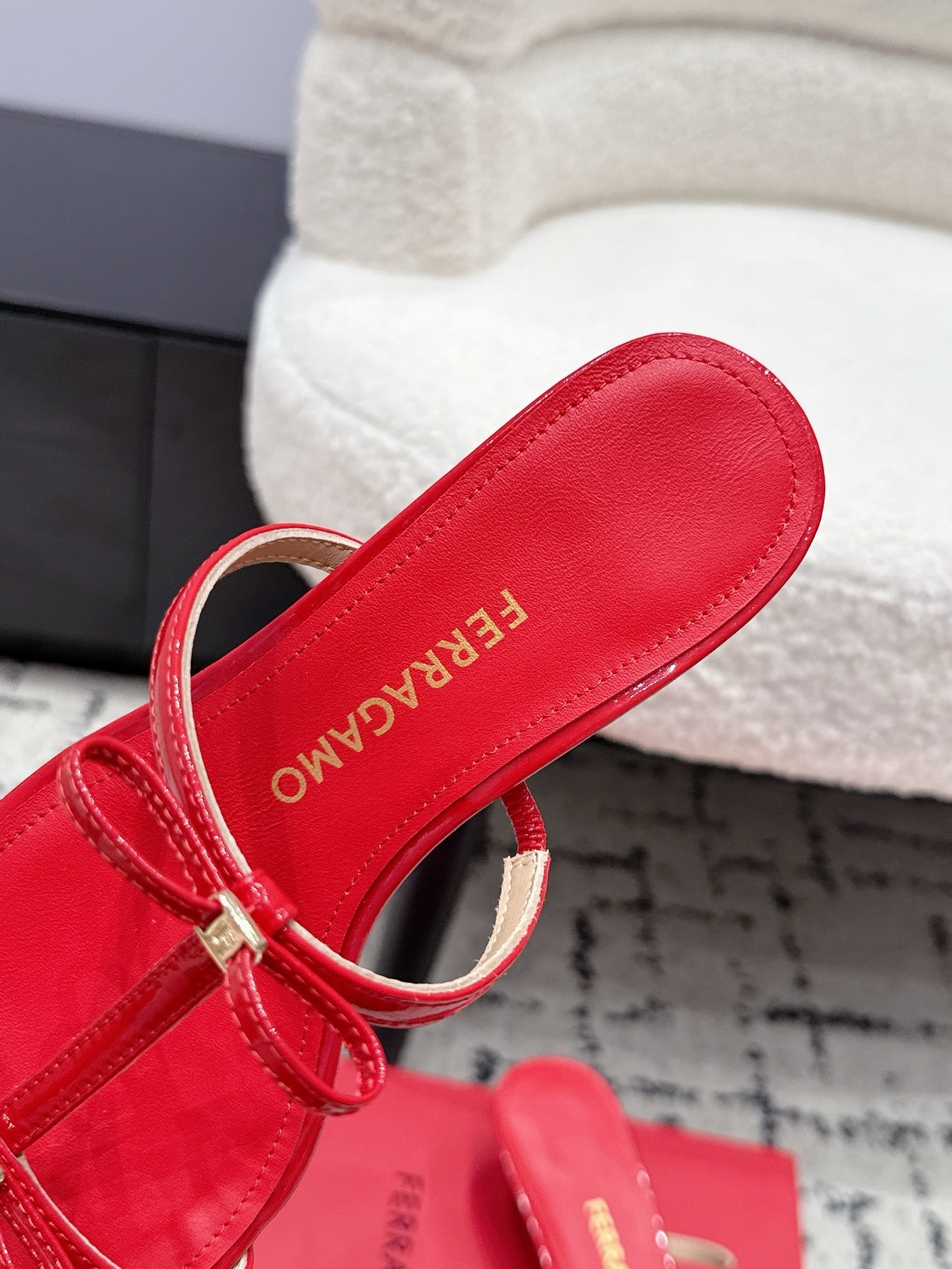 Ferragamo 26s T-strap Slippers Red Leather 923517