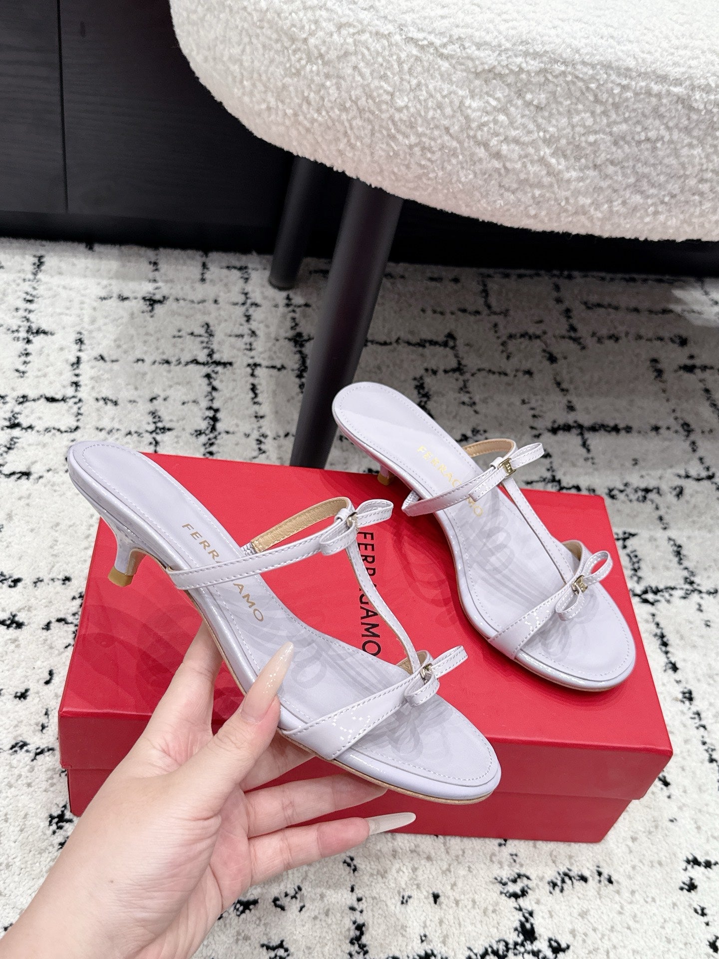Ferragamo 26s T-strap Slippers White Leather 923518