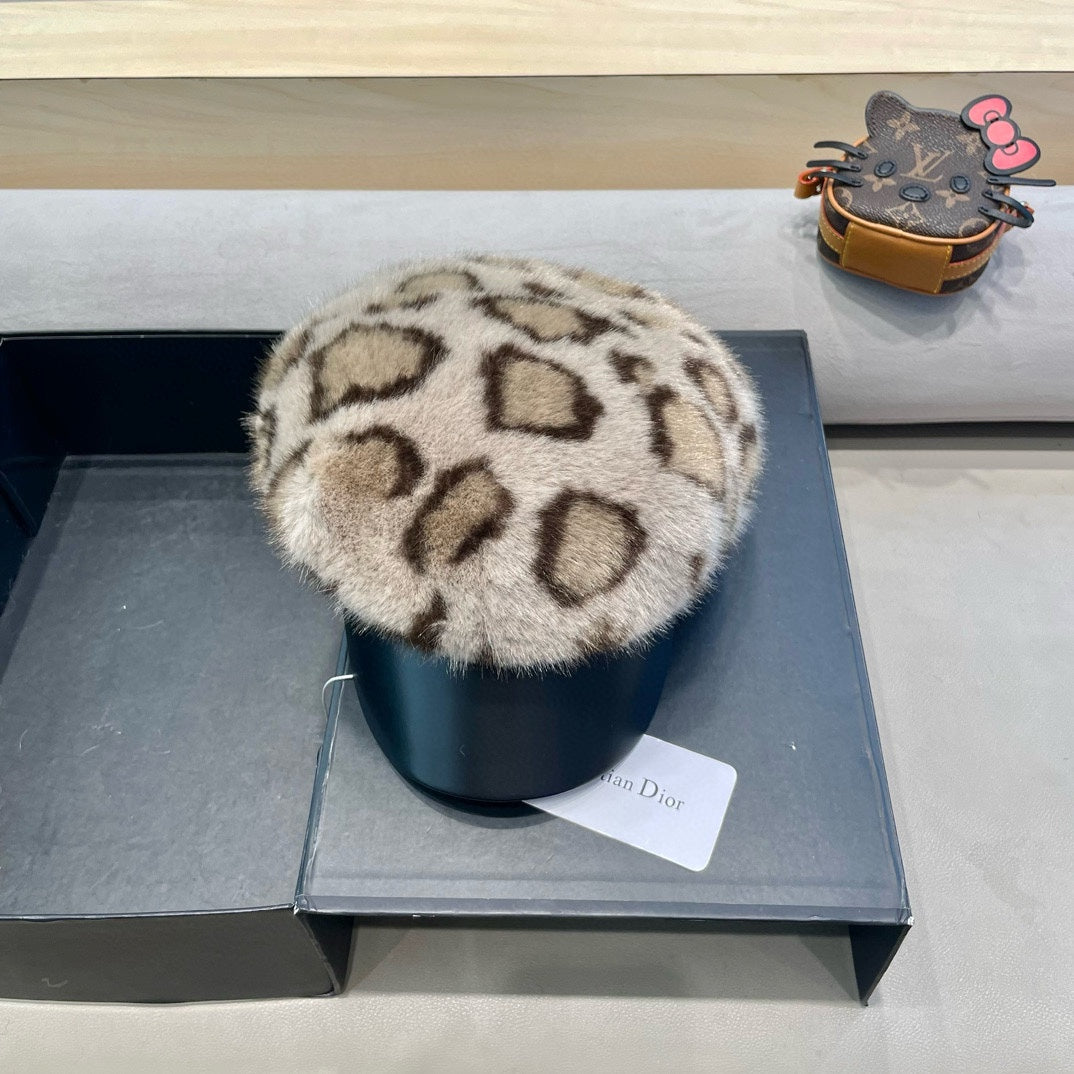 BAKER BOY HAT IN LIGHT BEIGE MINK FUR 438089