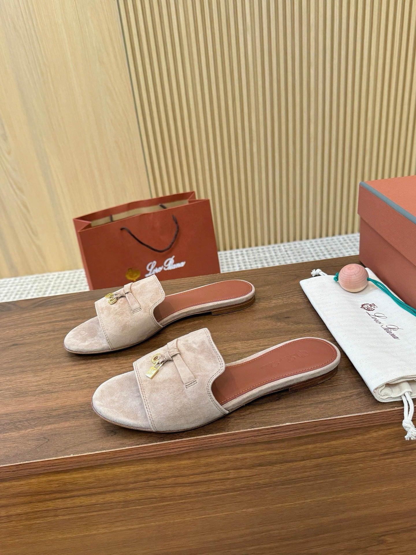 LP 26s Summer Charms Sandals Suede 011