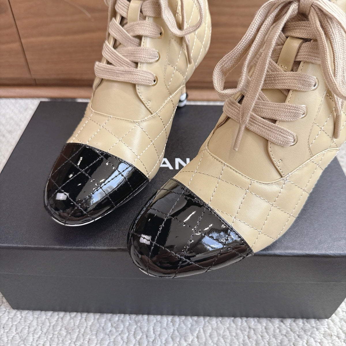 CC 26s Lace-Up Ankle Boots 6.5cm Beige Black Leather 118296