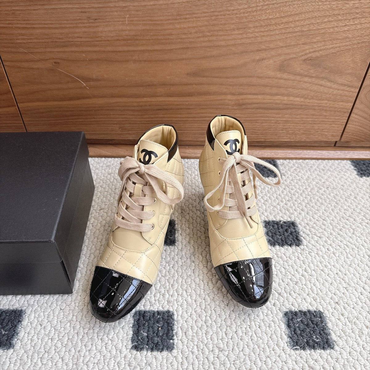 CC 26s Lace-Up Ankle Boots 6.5cm Beige Black Leather 118296