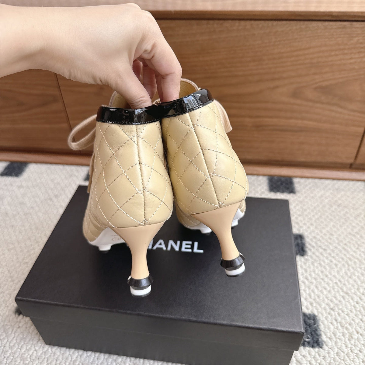 CC 26s Lace-Up Ankle Boots 6.5cm Beige Black Leather 118296