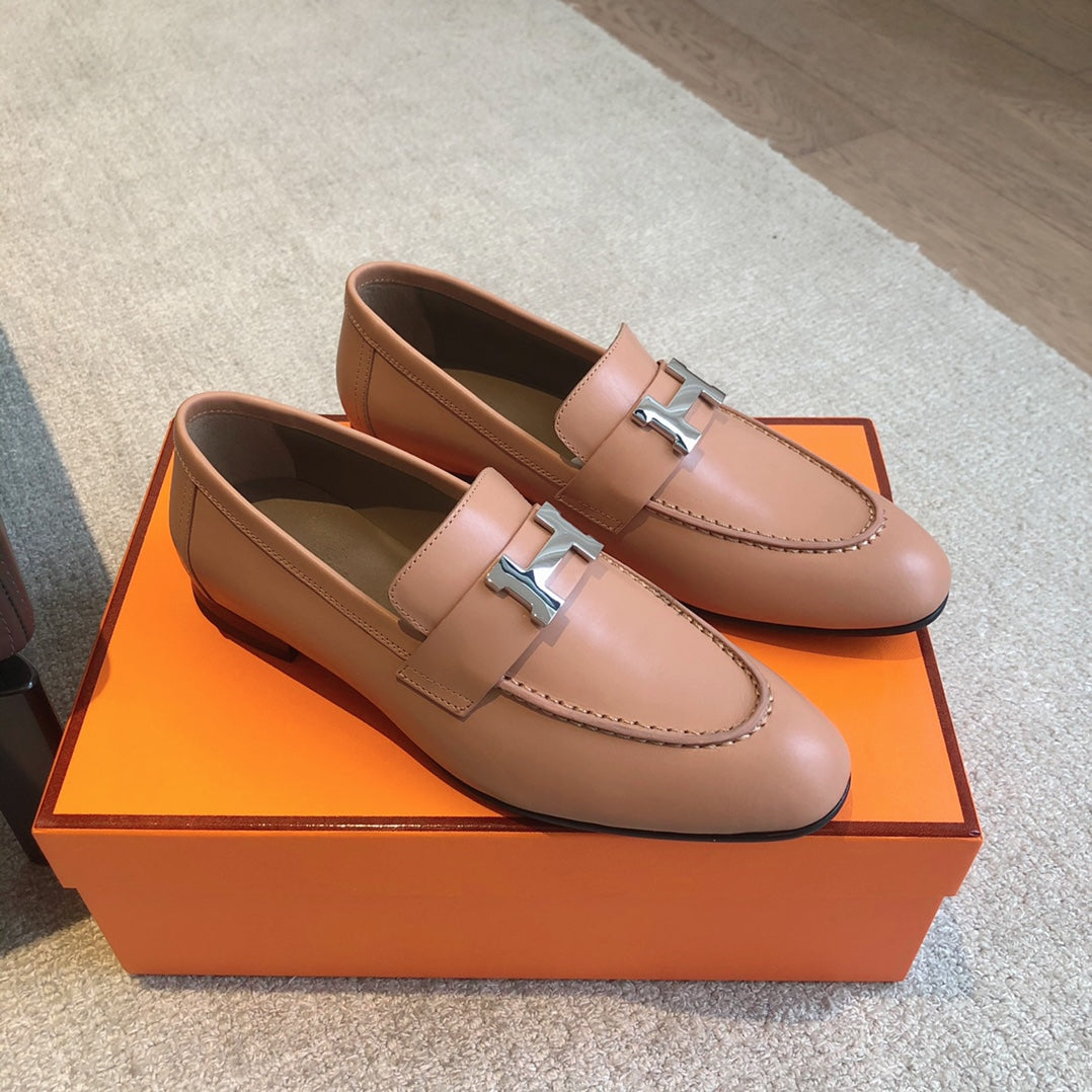 Paris Loafer Beige Perlino Calfskin With Silver Signature Buckle 509372