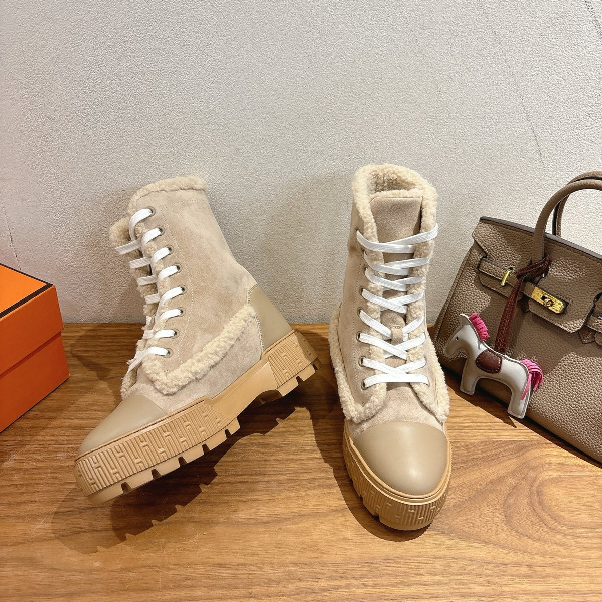 HM 26S Fresh Botines 4cm Beige Suede Shearling 110593