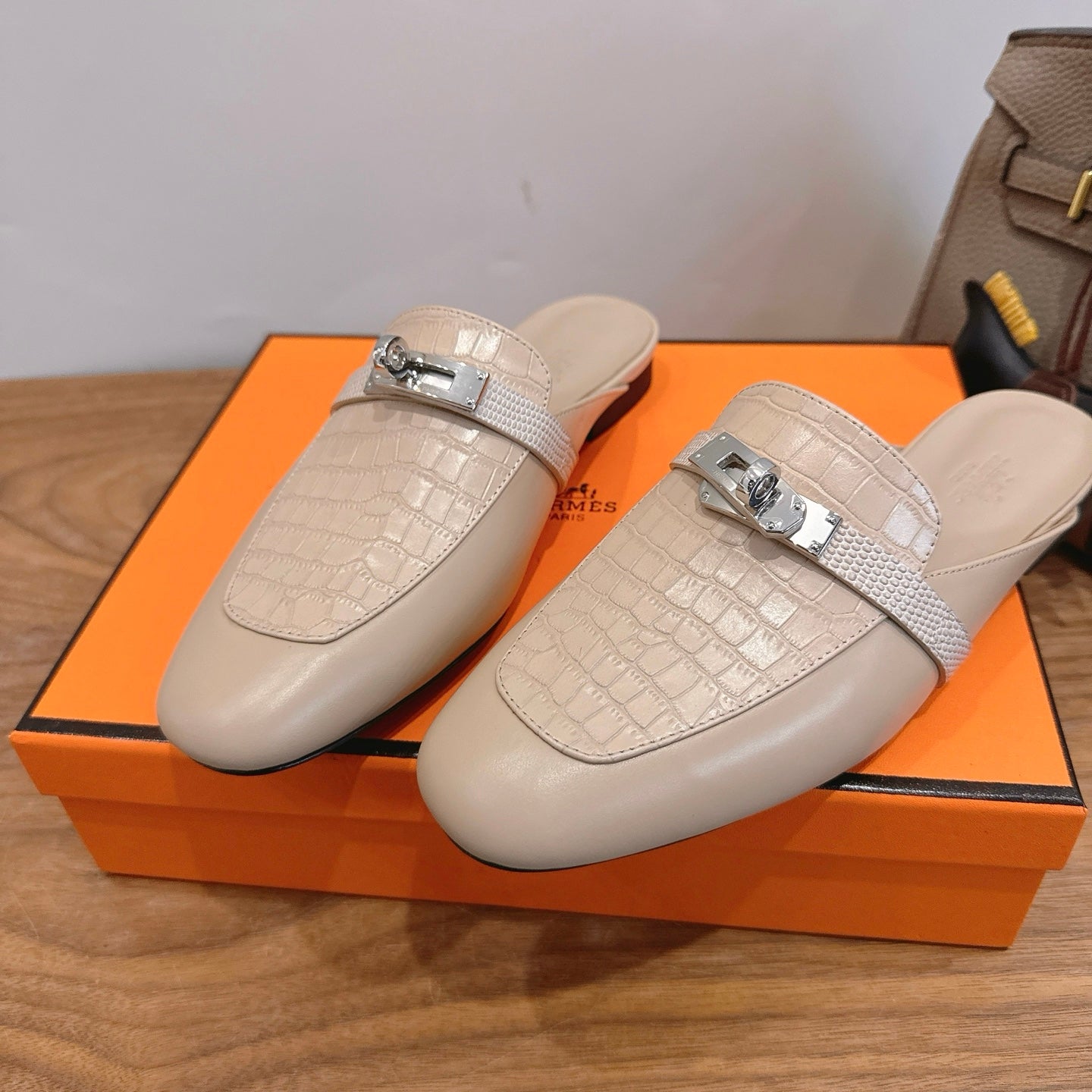HM 26s Kelly Mule In Light Beige Crocodile-Embossed Calfskin Silver Hardware
