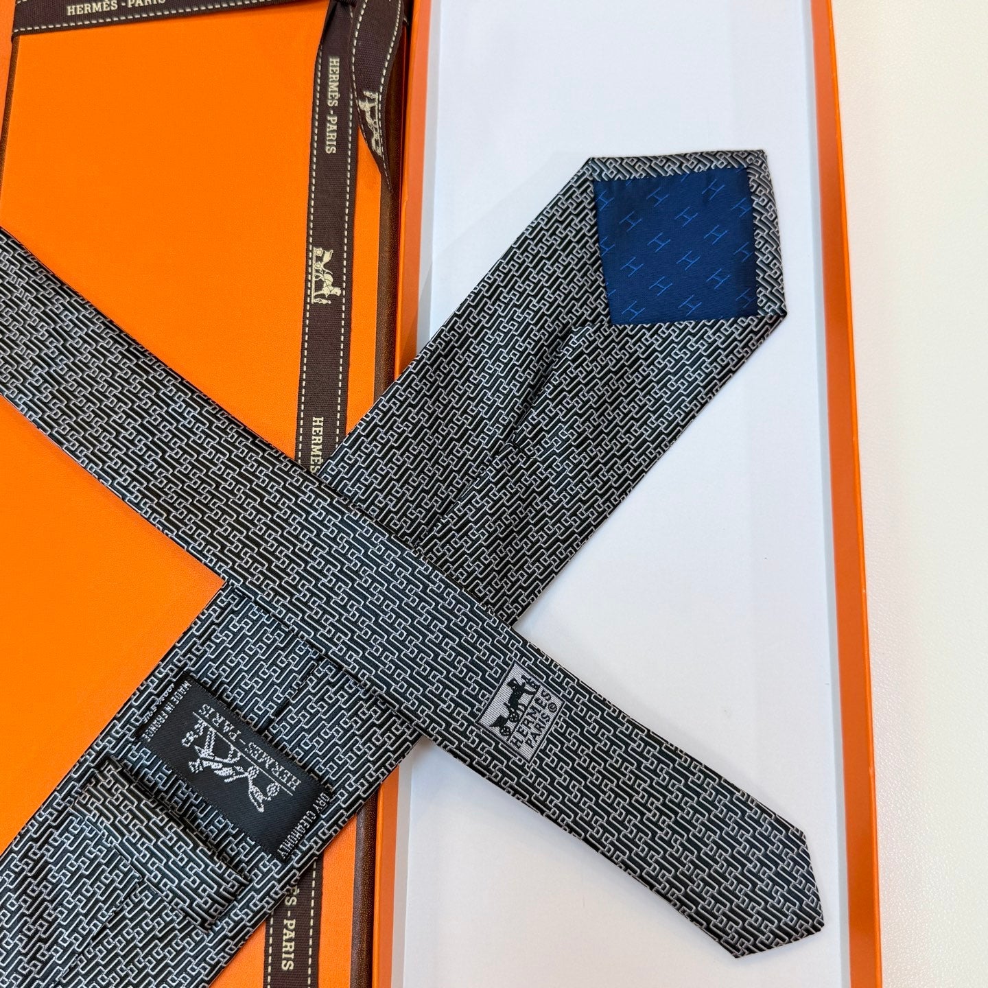 HM Tie Grey Silk 327130