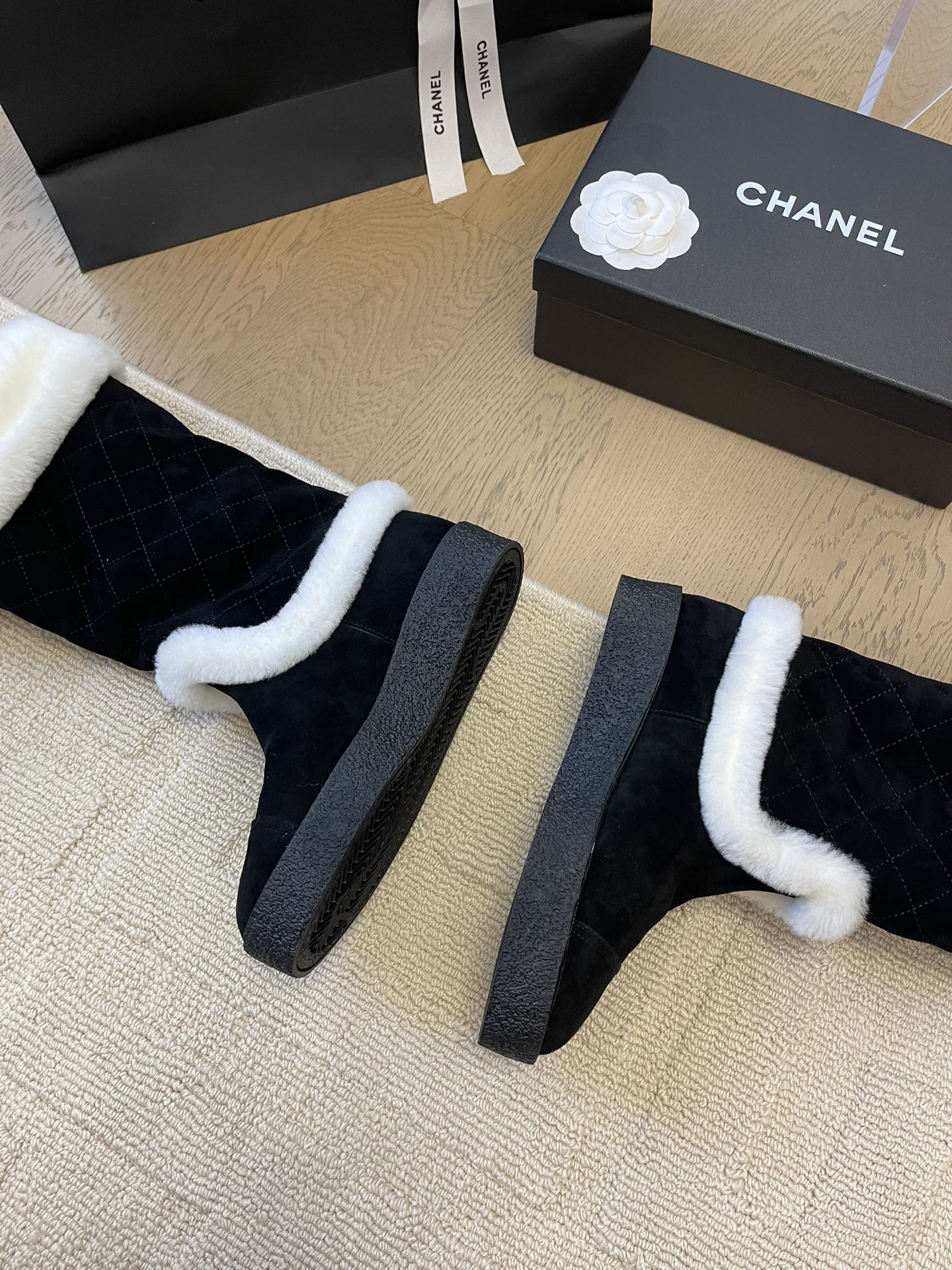 HIGH BOOTS IN BLACK SUEDE AND FLEECE LINING