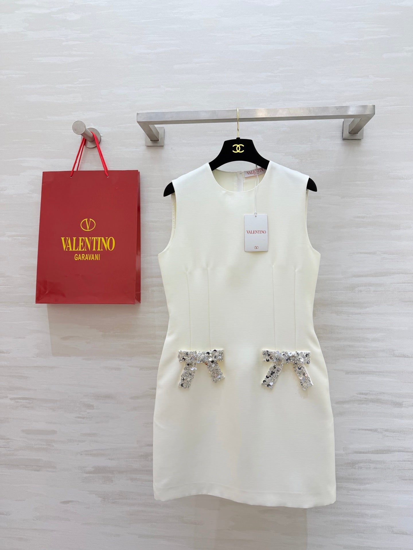Valen 26s Bow-Embellished Beaded Sleeveless Dress White Fabric 344777